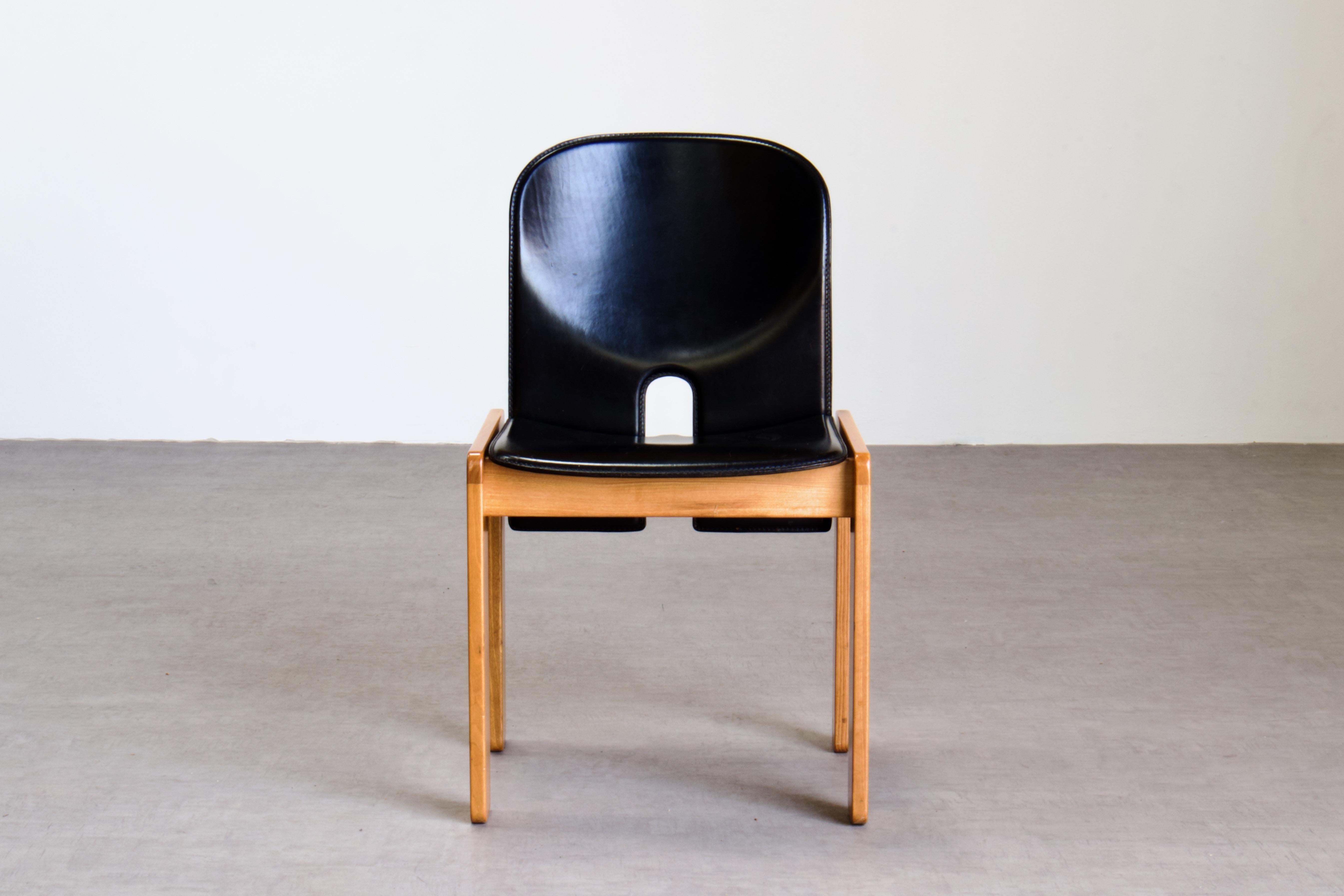 8 Scarpa 121 Stühle aus schwarzem Leder und blassem Holz für Cassina Italien, 1960er Jahre (Mitte des 20. Jahrhunderts) im Angebot
