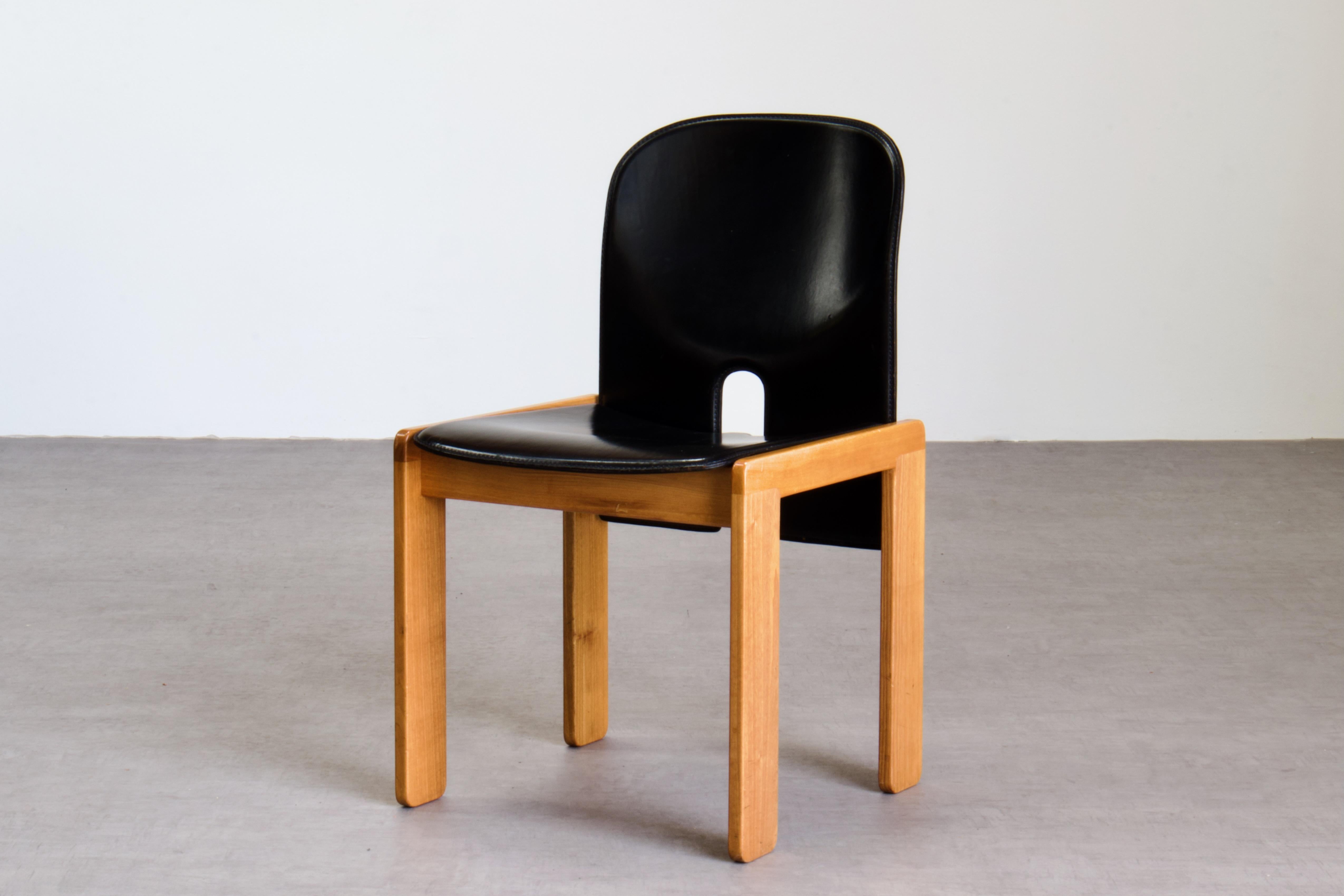 8 Scarpa 121 Chairs in Black Leather & Pale Wood for Cassina Italy, 1960s For Sale 1