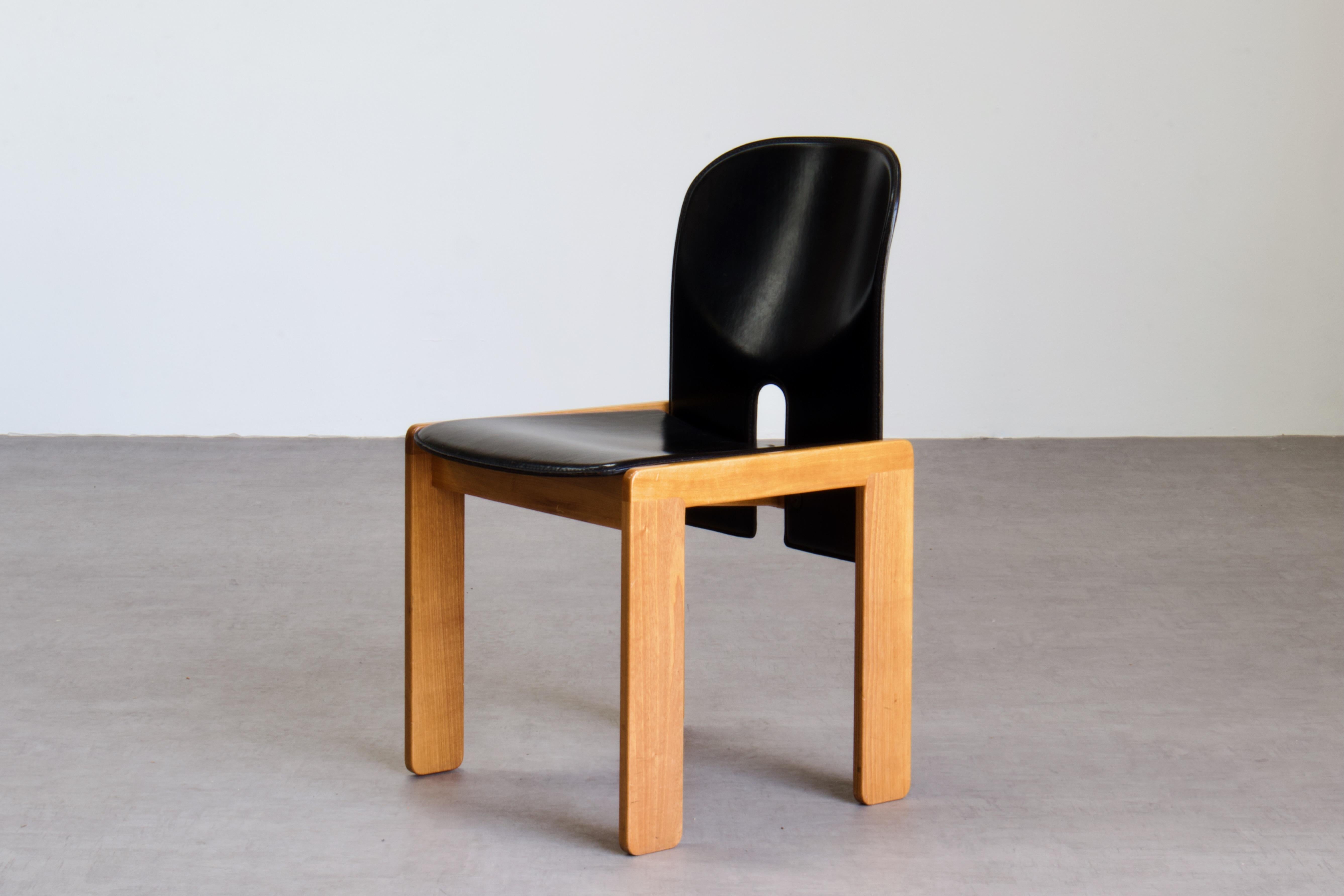8 chaises Scarpa 121 en cuir noir et Wood Wood pour Cassina Italie, années 1960 en vente 1