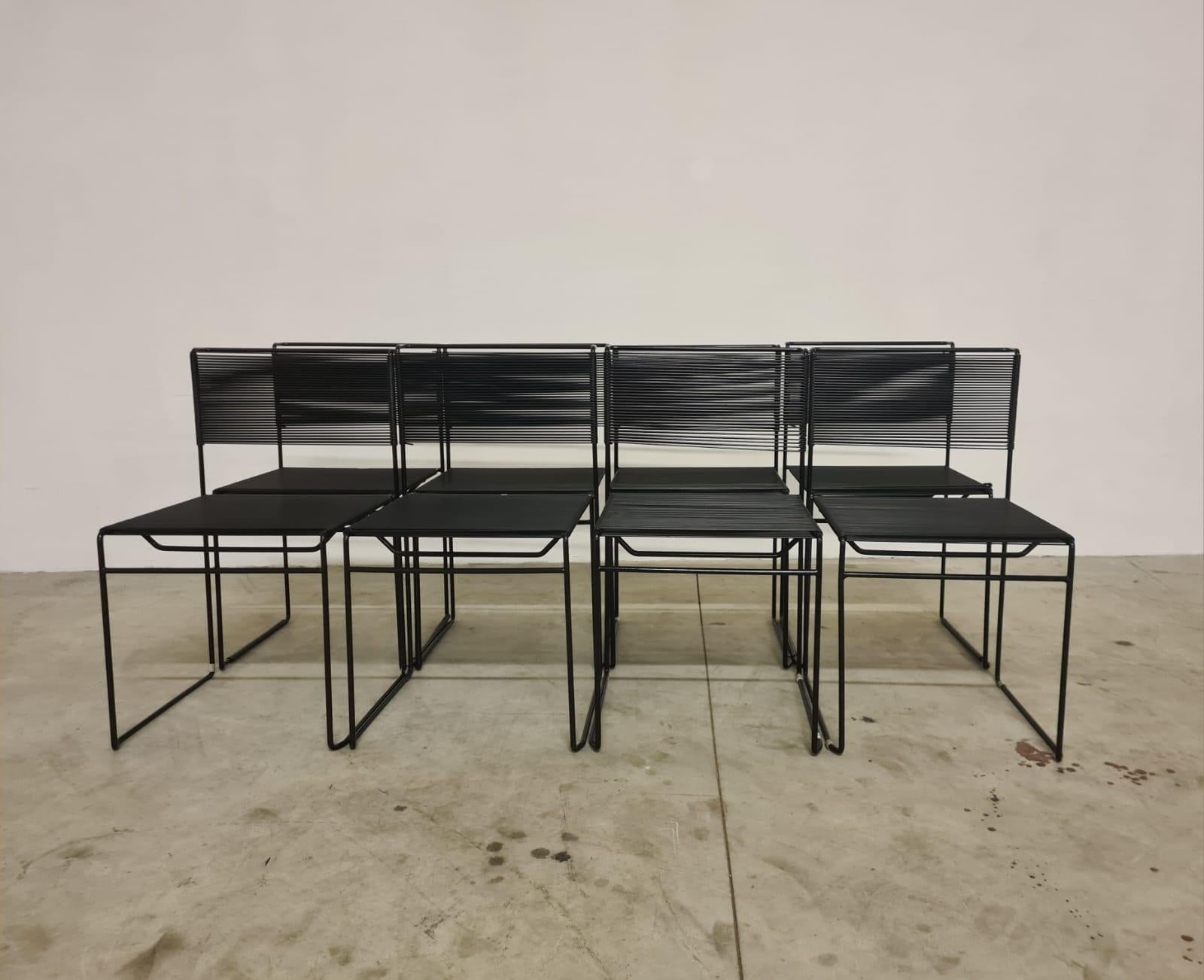 Spaghetti chair Flyline di Giandomenico Belotti CMP Padova .

Serie di 8 eleganti sedie nere soprannominate Spaghetti Chair.

Realizzate in metallo verniciato e fili di scooby in pvc neri.

Disegnate dal designer Giandomenico Belotti designer