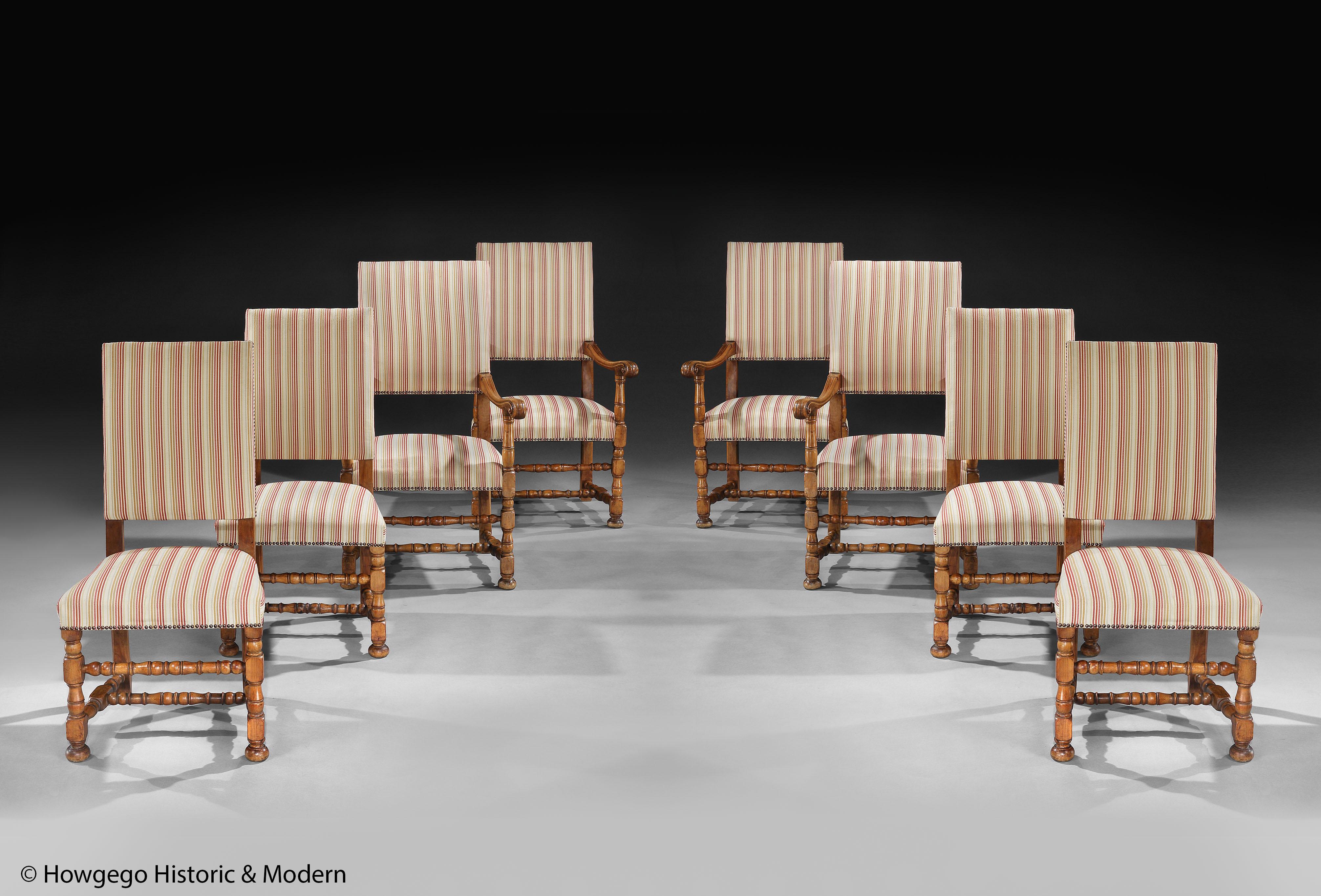 Un bel ensemble de huit chaises en bois fruitier, fin du 19ème siècle, de style Louis XIV.

Bel ensemble avec une forme et des tournages remarquables.
Très rare d'avoir quatre fauteuils dans un ensemble.
Il est également inhabituel d'être fabriqué à