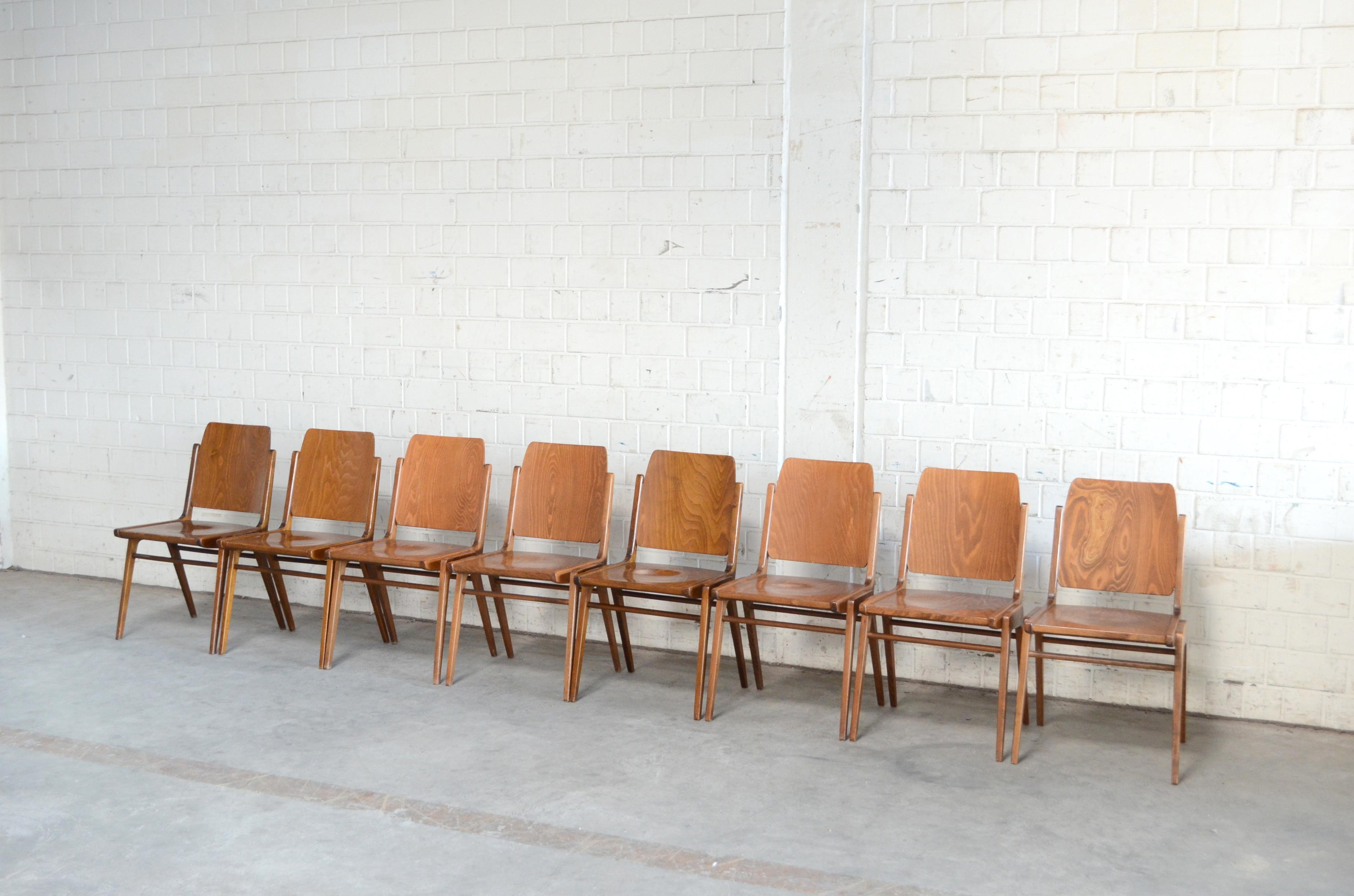 Diese Austro-Stühle wurden 1959 vom österreichischen Architekten Franz Schuster entworfen und von Wiesner-Hager produziert.
Die Stühle werden auch als 