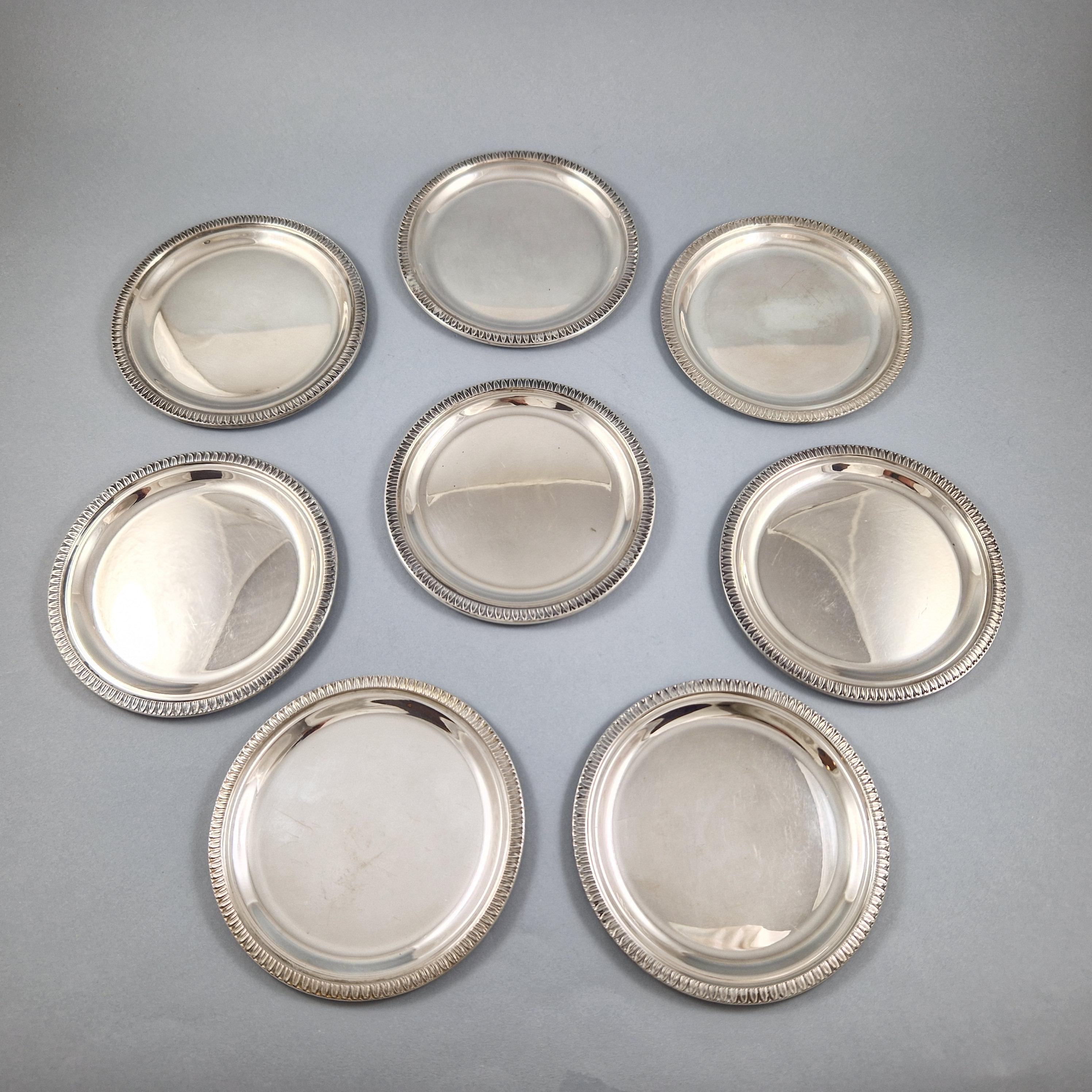 Set of 8 bread plates in solid silver 

The border decorated with a frieze of leaves 
Hallmark 800 

Measures: Diameter: 10 cm 
Weight: 412 grams.