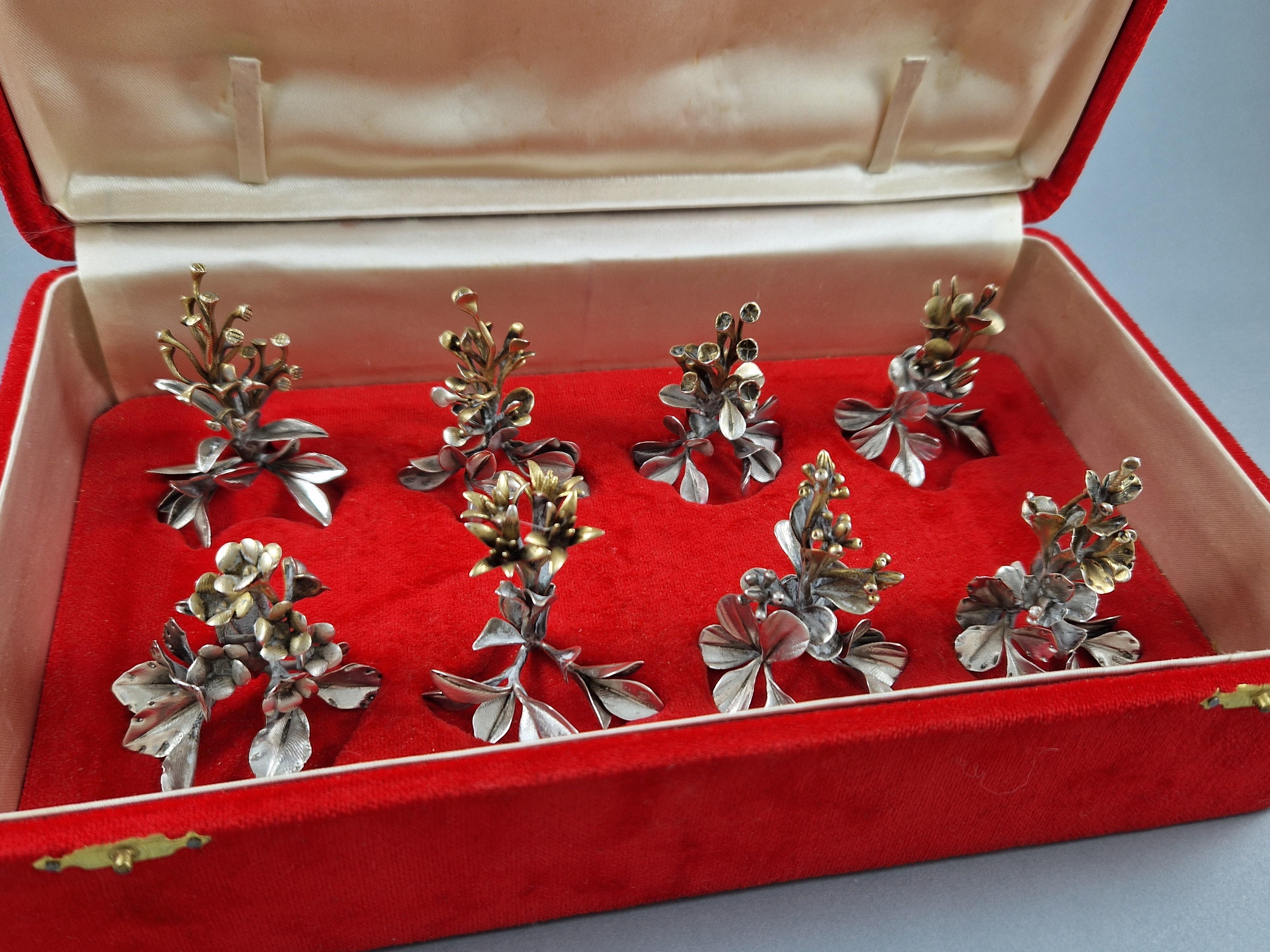 Beautiful set of eight place card holders in solid silver and gilt  in the form of fully-modeled flowers

Silver hallmark 800 
Silversmith: Bartolini Bartolozzi 

Height between 4.8 and 5.7 cm 
Weight: 177 grams 
In its original case