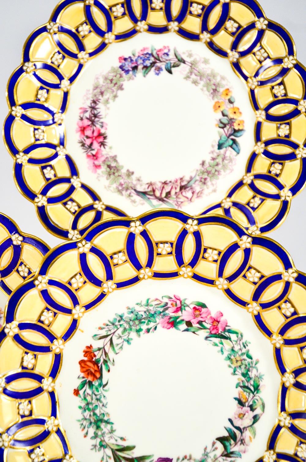 Spode Aesthetic Movement, handbemalte blaue und elfenbeinfarbene Dessertteller mit Blumenmuster (Ästhetizismus) im Angebot