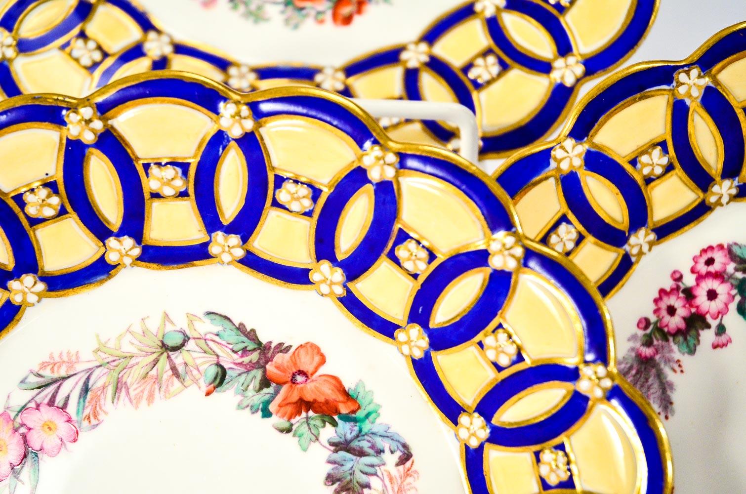 Anglais 8 assiettes à dessert Spode du mouvement esthétique peintes à la main à motifs floraux bleus et ivoires en vente