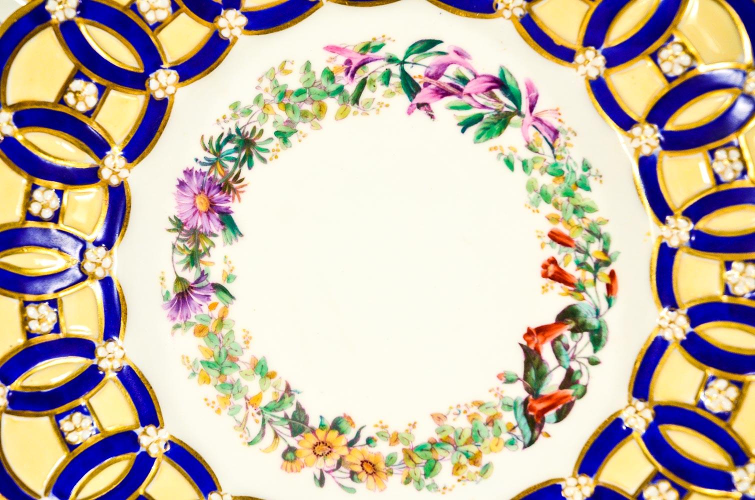 Peint à la main 8 assiettes à dessert Spode du mouvement esthétique peintes à la main à motifs floraux bleus et ivoires en vente