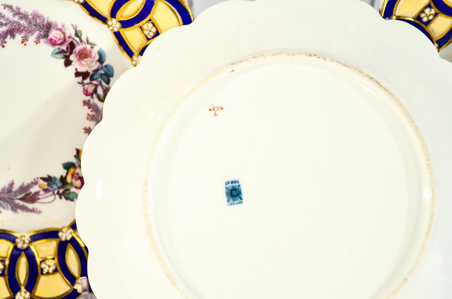 Spode Aesthetic Movement, handbemalte blaue und elfenbeinfarbene Dessertteller mit Blumenmuster (Porzellan) im Angebot