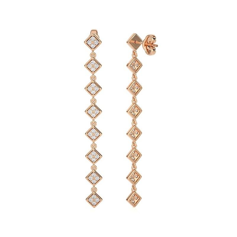 Überblick:
Die 8 Square Pieces Long Earrings aus der Moonlight Collection sind ein elegantes Paar aus 14 Karat Roségold. Mit 0,5 Karat Gesamtgewicht an Diamanten verleihen diese Ohrringe jedem Outfit einen Hauch von Raffinesse und