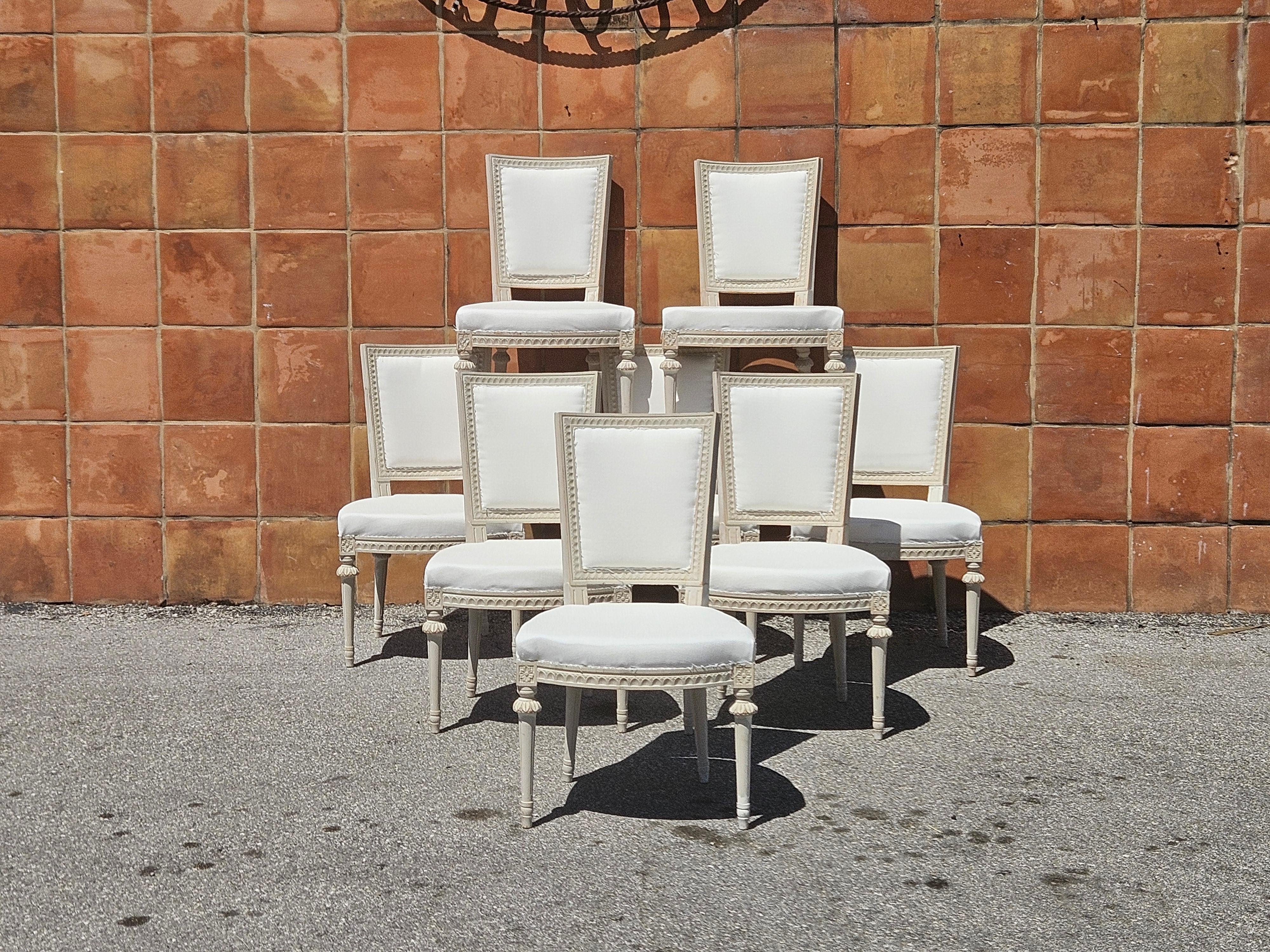 Il s'agit d'un ensemble unique de 8 chaises d'appoint de style suédois gustavien peintes et 100% originales.   tous les sièges ont été restaurés et attendent que vous y apposiez votre matériel fini.