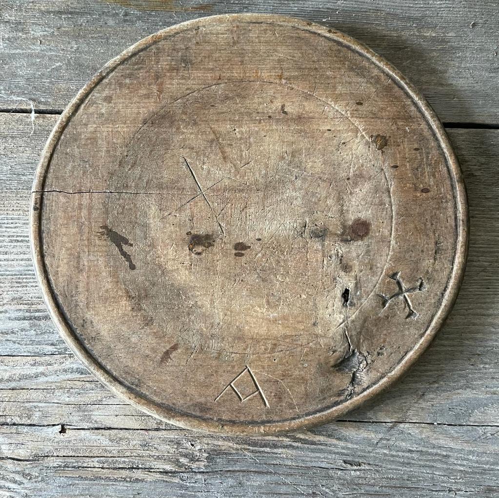 8 Swedish Wooden Folk Art Dinner Plates or Trays In Good Condition In Haddonfield, NJ