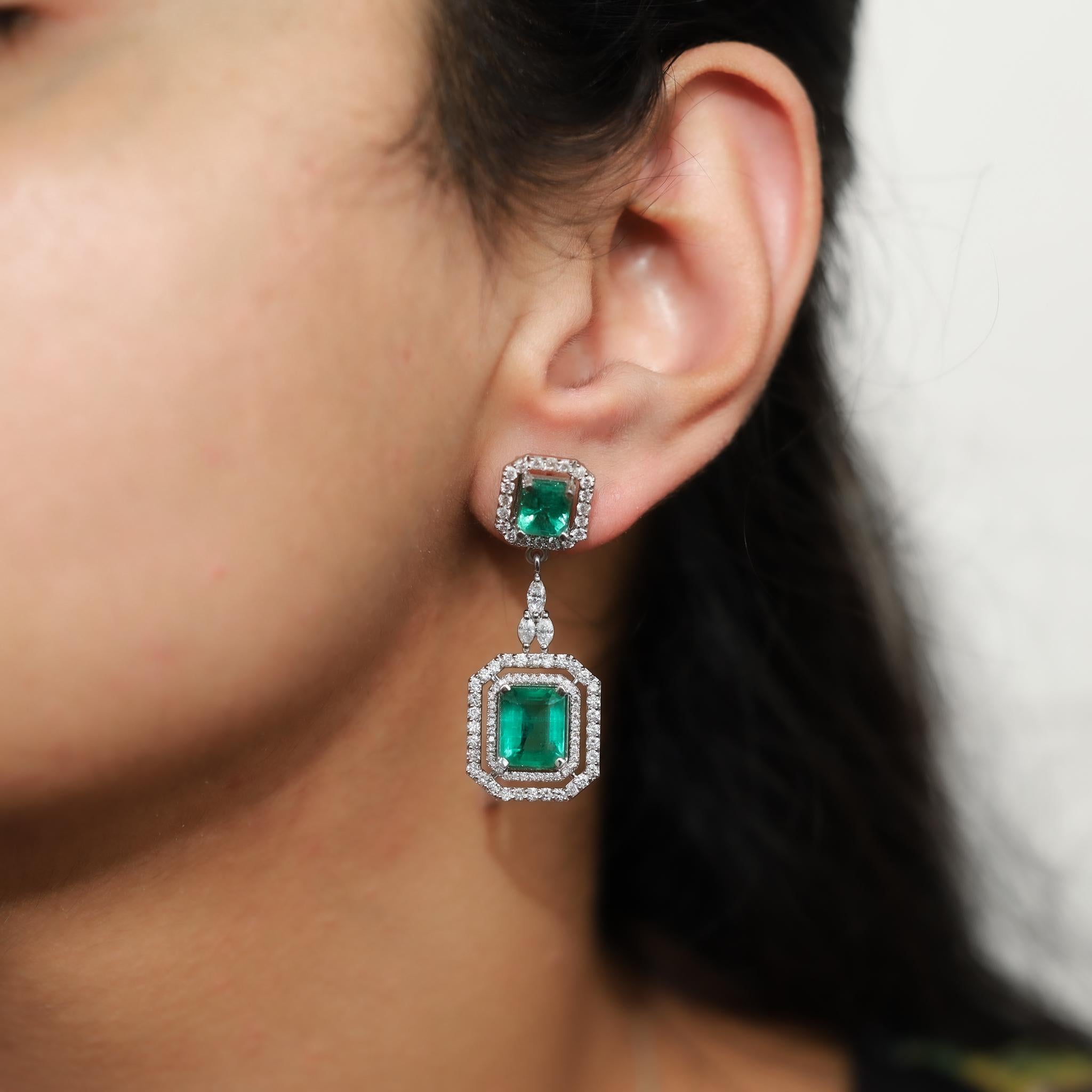 8 TCW Exceptional Natural Emerald Diamond Dangle Earrings, Halo Diamond 18k gold In New Condition For Sale In Jaipur, RJ