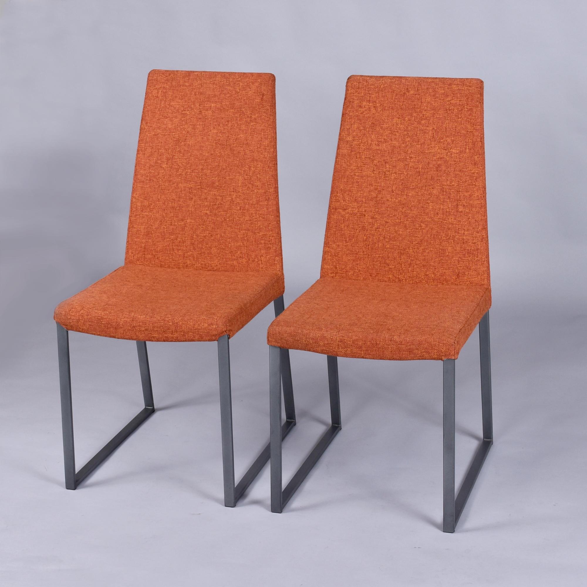 Exceptionnel ensemble de 8 chaises de salle à manger par Trica de Québec. Les chaises contemporaines sont comme neuves. La sellerie orange est d'une couleur éclatante, sans décoloration ni usure. Ces chaises sont dotées d'une finition en métal plat