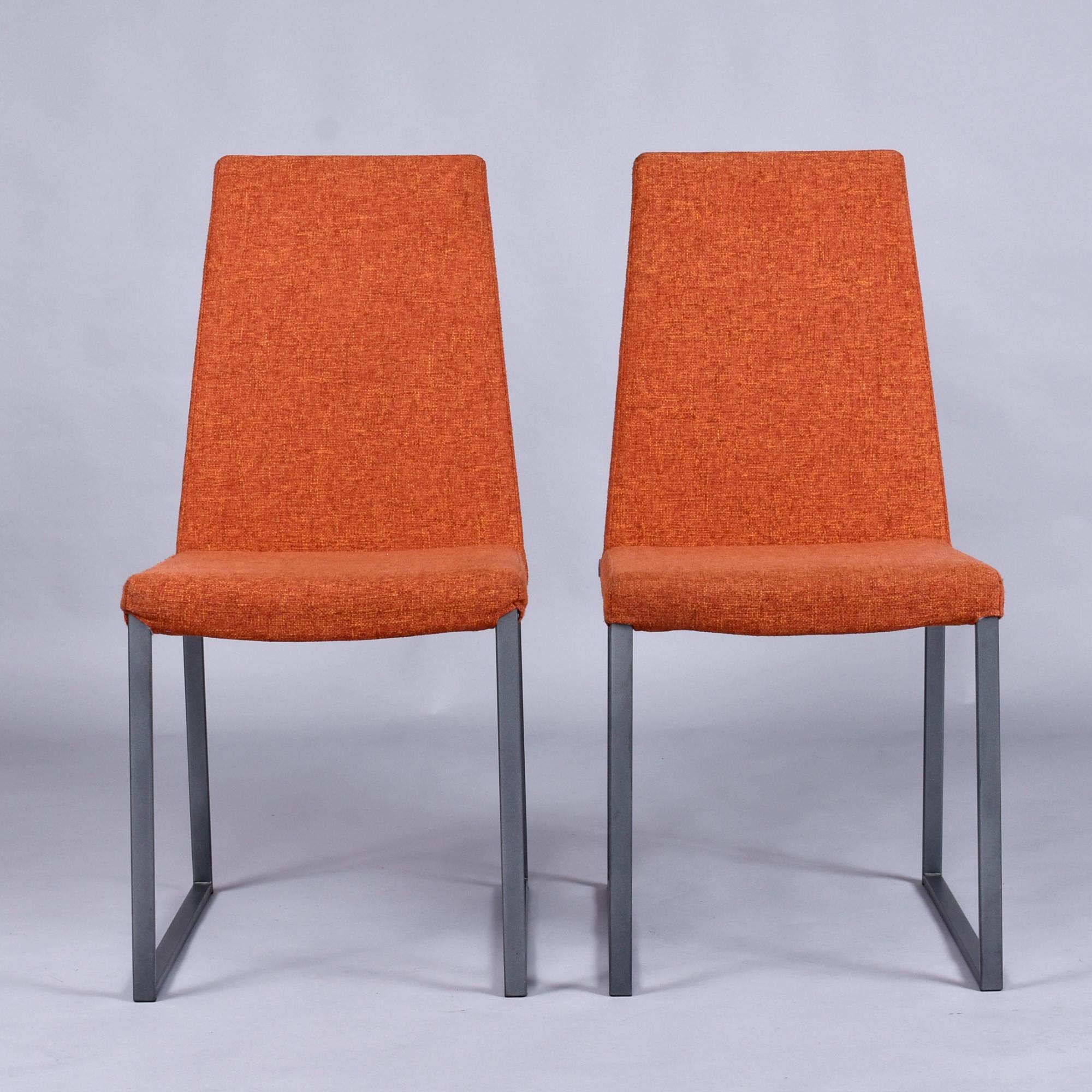 Moderne 8 Trica Curvo Chaises de salle à manger modernes tapissées orange du Québec en vente