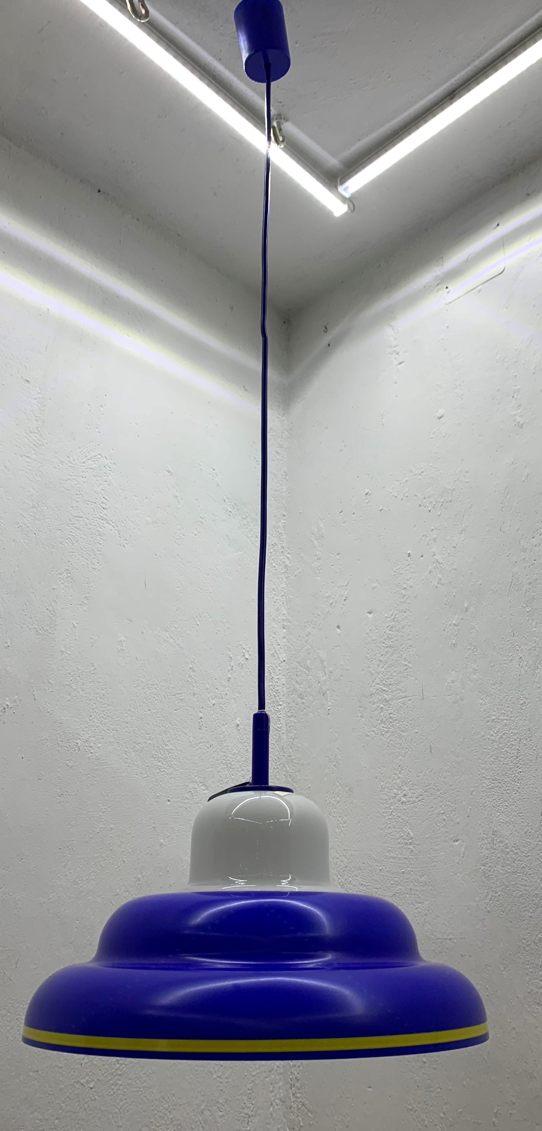 Set di 8 lampadari o lanterne prodotti da Doria Leuchten Germany in vetro opalino e metallo laccato blu e giallo,
circa anni '70
Inutilizzata e con ancora i cartellini originali, l'altezza è facilmente regolabile fino a 120 cm.
Prezzo individuale.