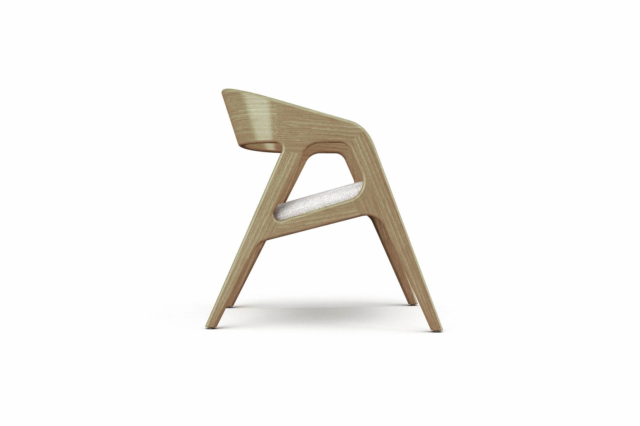Le fauteuil design Vertex évoque l'harmonie géométrique sous chacun de ses angles, attirant le regard dans ses anfractuosités capricieuses. Sa structure est façonnée en bois massif courbé avec une assise rembourrée qui peut être personnalisée sur