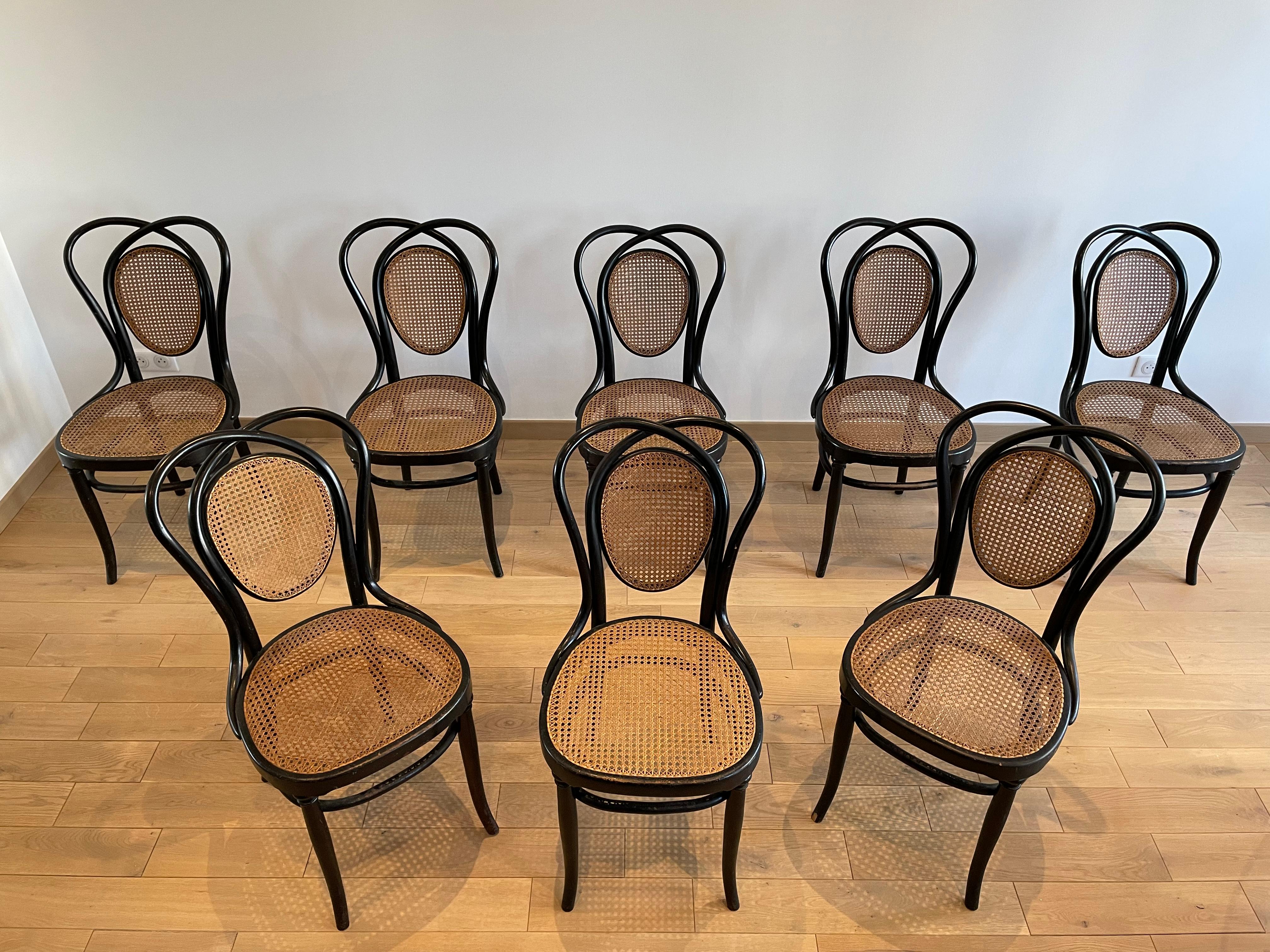 Satz von 8 Wiener Bugholzstühlen, Modell N.33 von Jacob & Joseph Kohn, aus den Jahren 1890 - 1900. Die Strukturen und die Bespannung aller Stühle sind in gutem Zustand (Fotos). Handgemachter Rohrstock. Alle Stühle sind gestempelt und