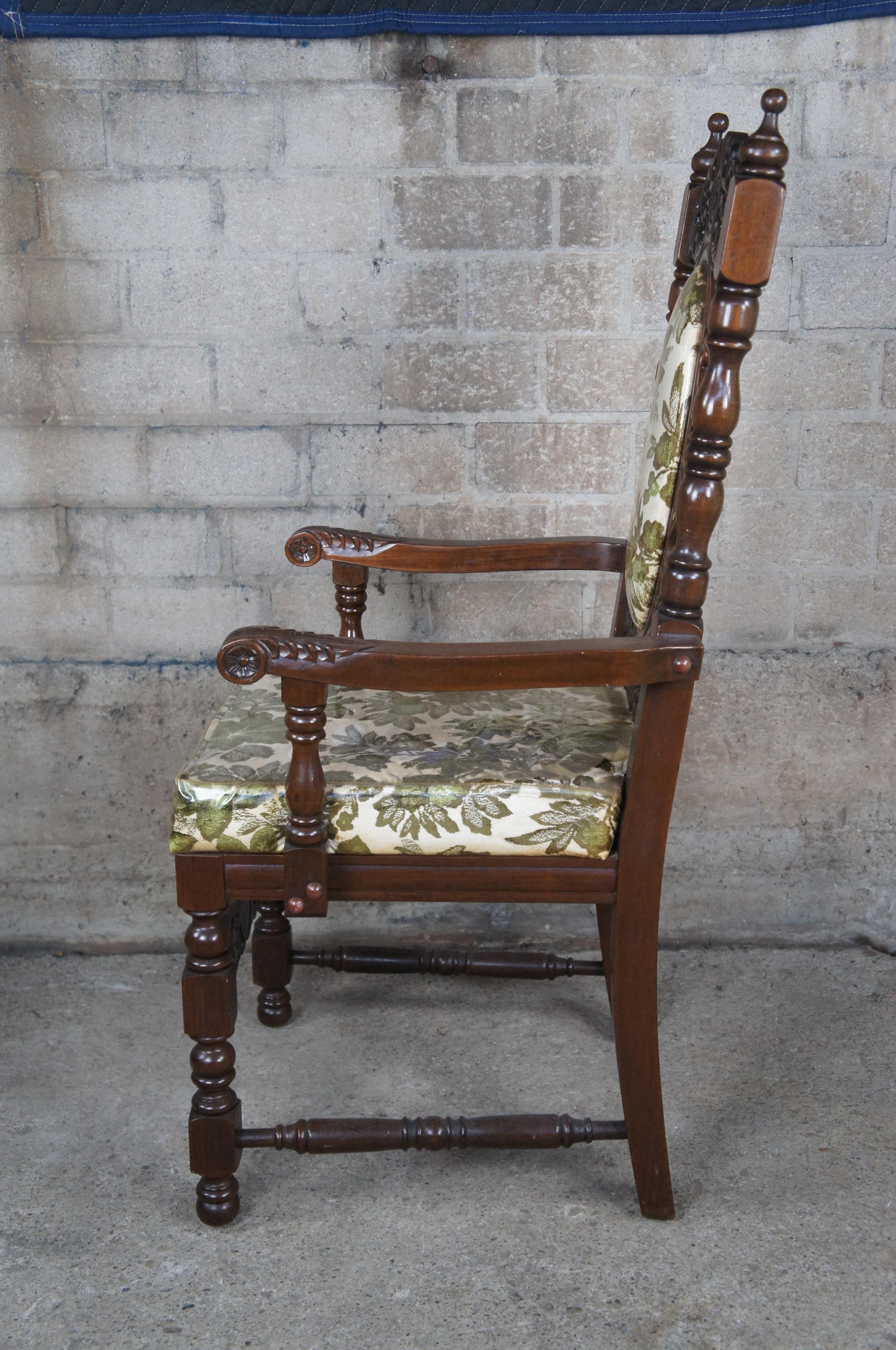8 Vintage-Esszimmerstühle aus geschnitzter Eiche im Karl-II-Stil des 20. Jahrhunderts im Angebot 1