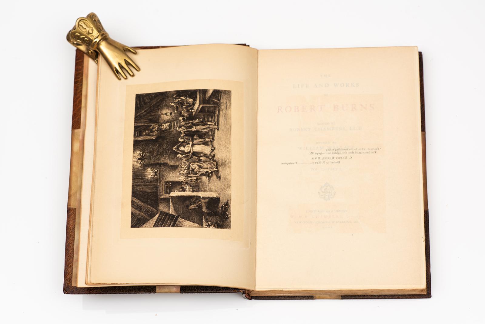 8 Vol. Robert Burns, La vida y obra de Robert Burns. Edición Holland Paper, edición limitada a 50 ejemplares. Ejemplar 12 de 50. 3/4 cuero marroquí, originalmente verde, desteñido a tostado en el lomo. Bordes superiores dorados. Bandas alomadas,