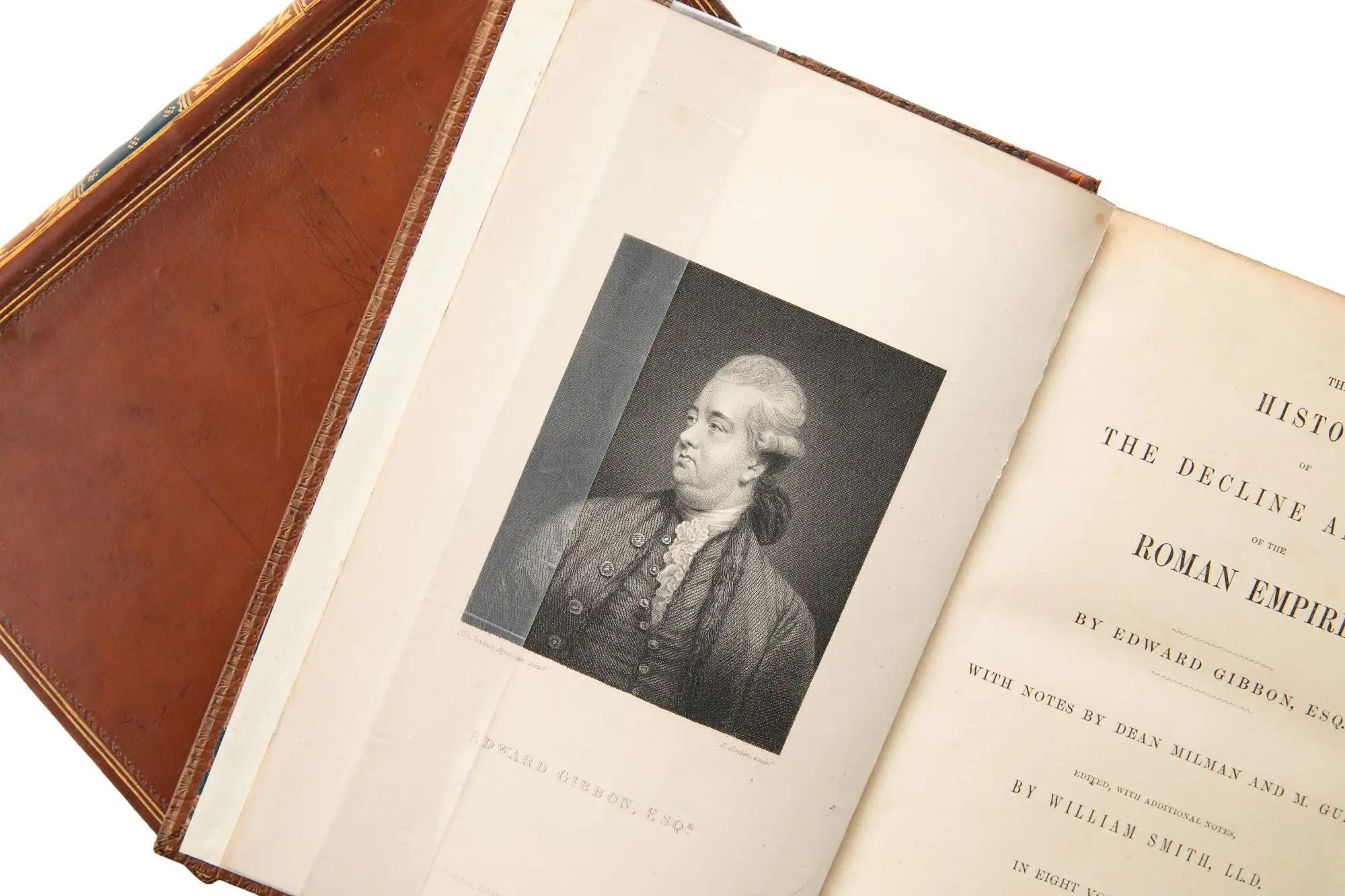 8 volúmenes. Edward Gibbon, Decadencia y caída del Imperio Romano. Encuadernado en pleno becerro marrón. Las tapas y los lomos con bandas alzadas están dorados y llevan etiquetas de morocco púrpura y azul. Todos los bordes están jaspeados. Notas de