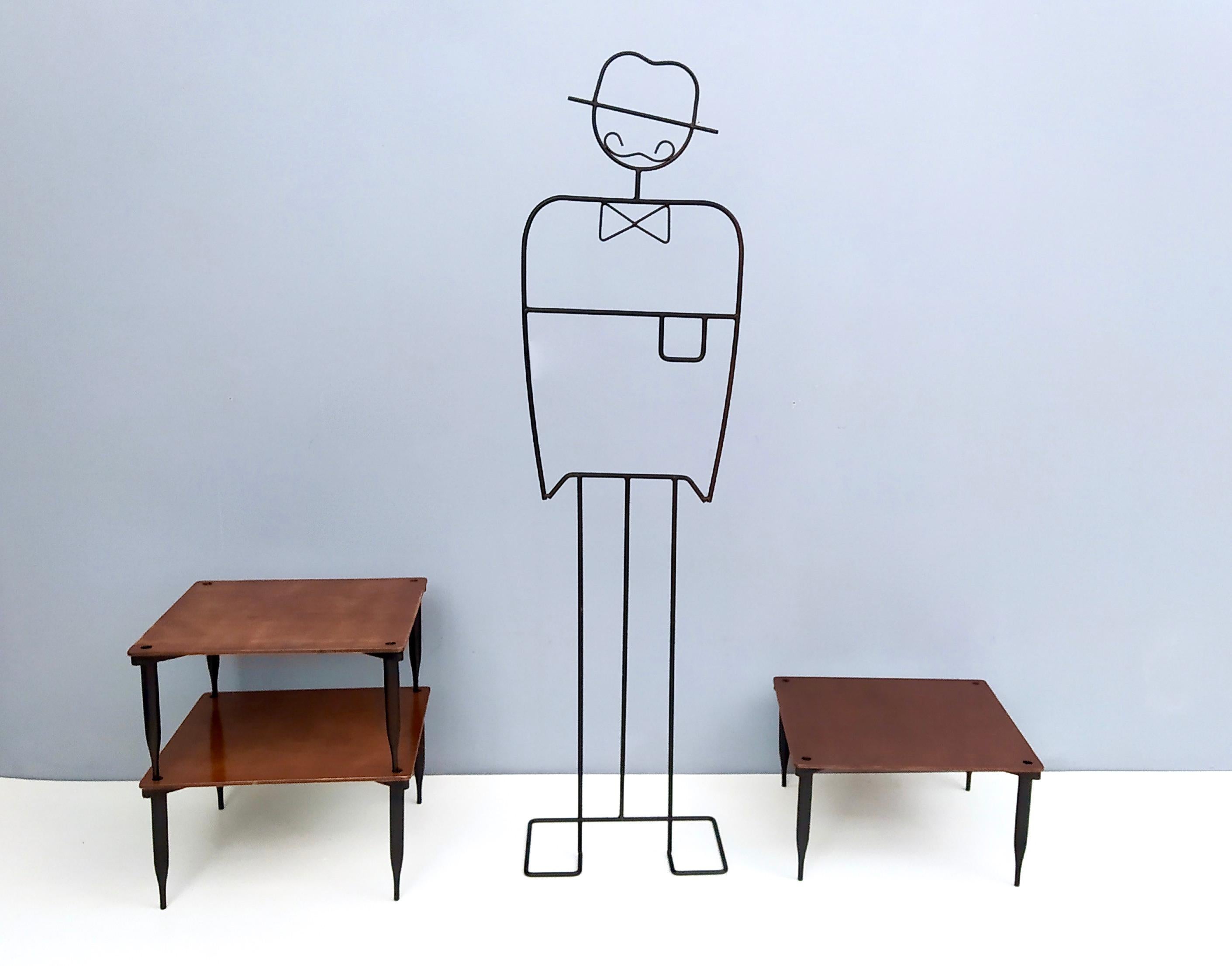 Fabriqué en Italie, 1954.
Il s'agit de tables basses empilables, modèle T8, conçues par Vico Magistretti et produites par Azucena, Milan (Italie), en 1954. 
Elles présentent un cadre en hêtre ébonisé et un plateau en noyer.
Ces tables basses sont