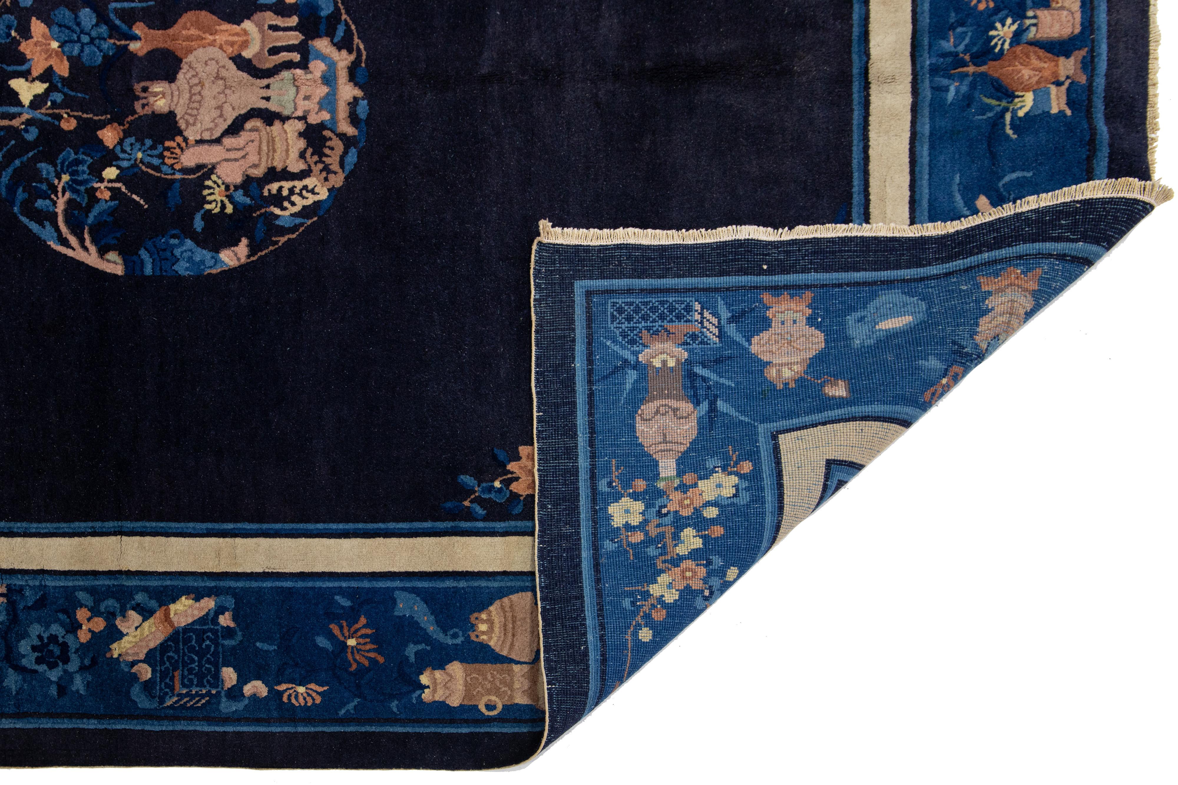 Art Déco 8 x 10 Tappeto antico in lana cinese di Pechino in blu navy con design tradizionale in vendita