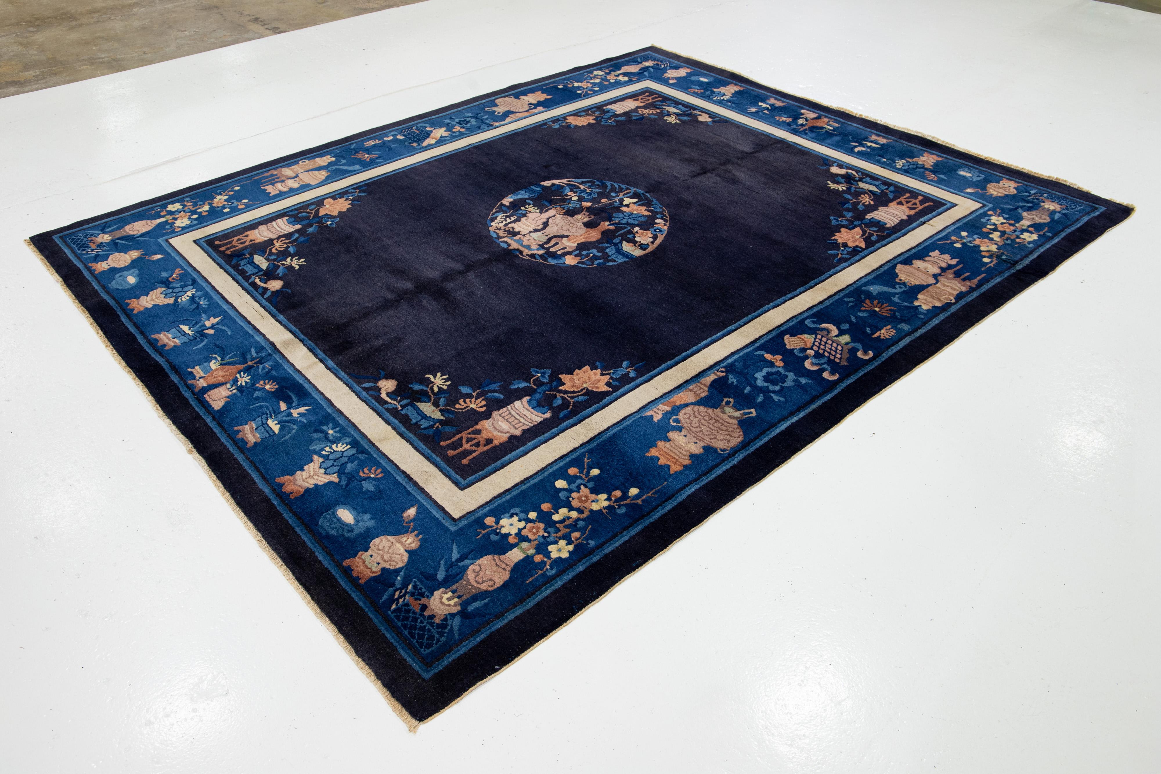 Annodato a mano 8 x 10 Tappeto antico in lana cinese di Pechino in blu navy con design tradizionale in vendita