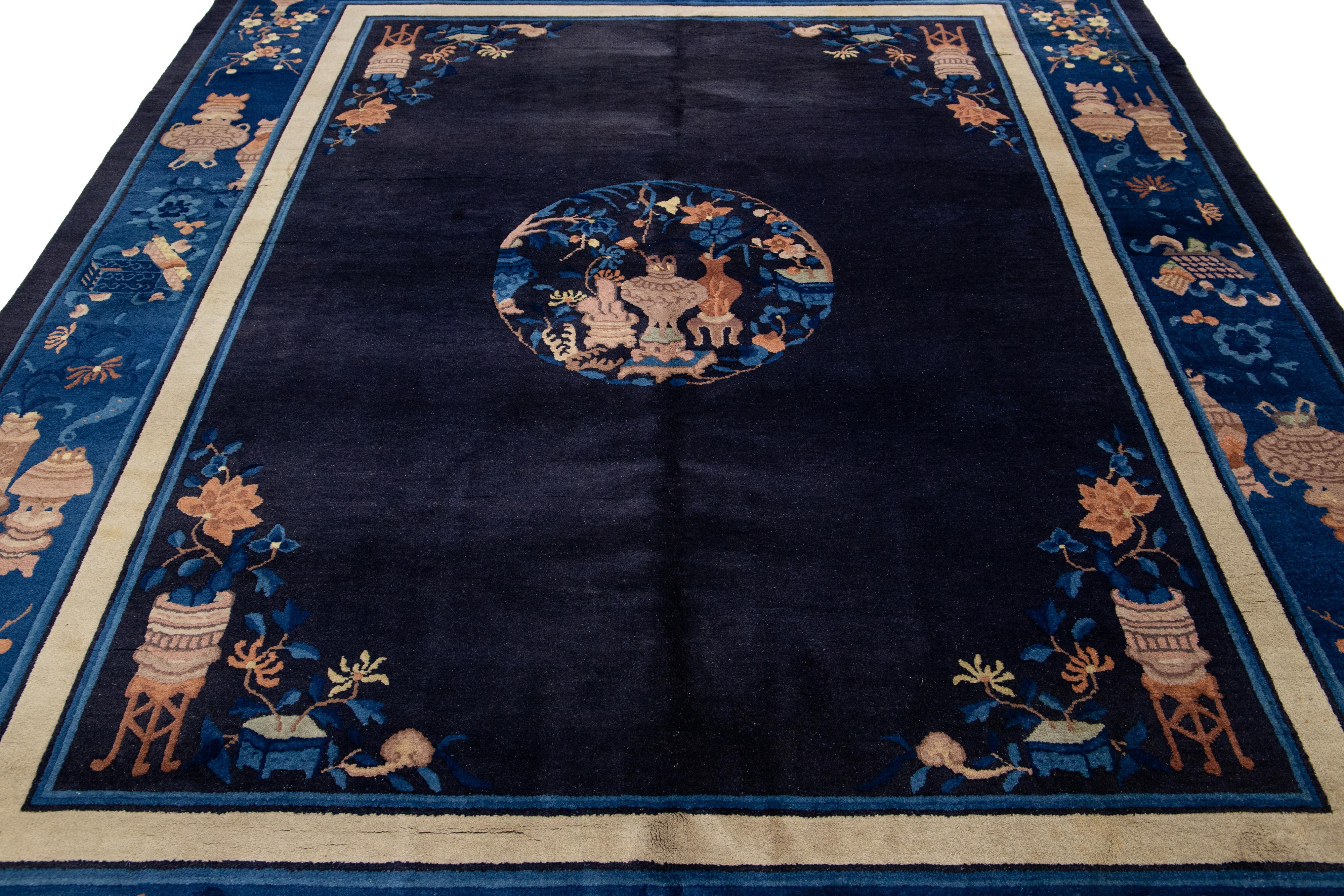 8 x 10 Tappeto antico in lana cinese di Pechino in blu navy con design tradizionale In condizioni ottime in vendita a Norwalk, CT