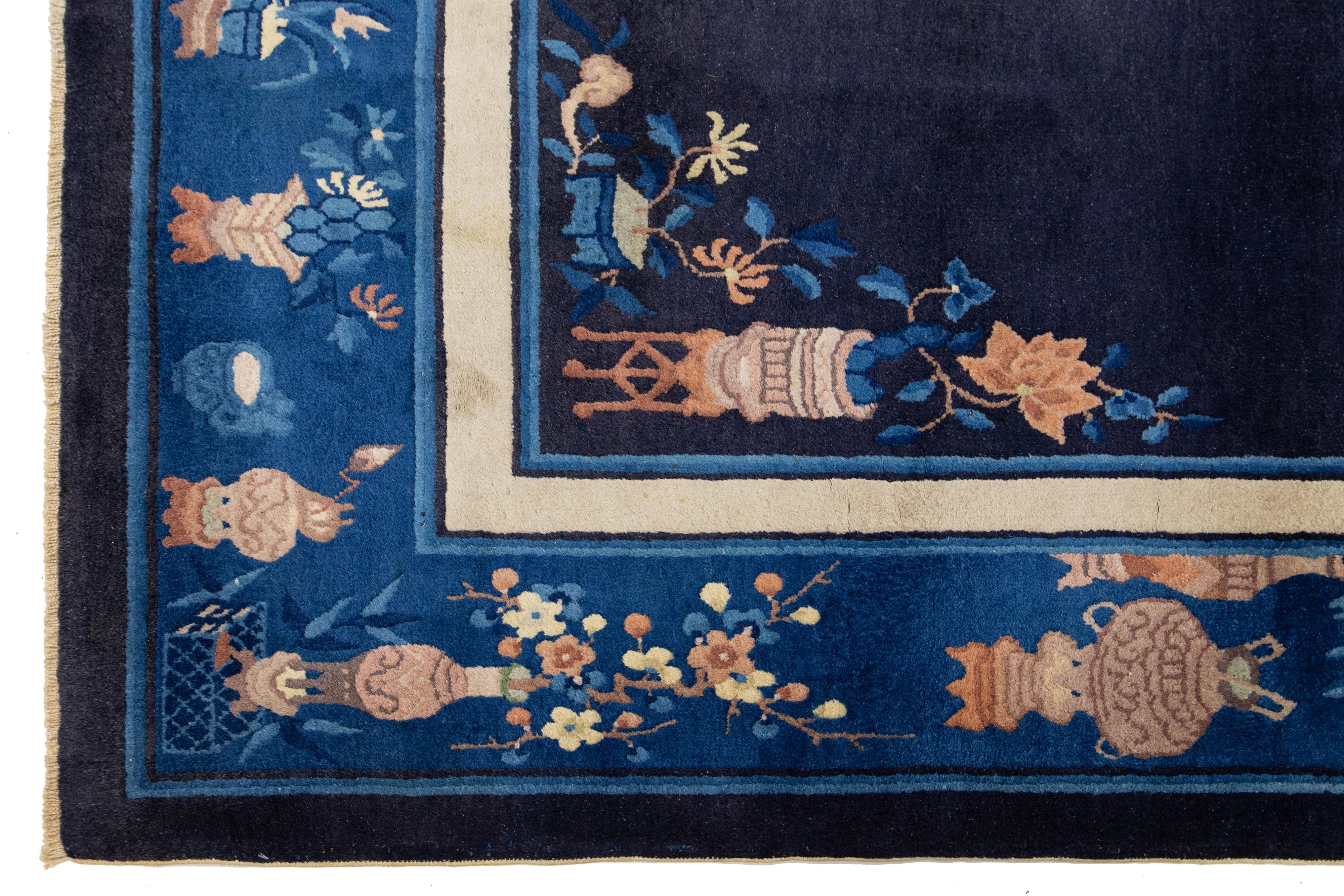 XX secolo 8 x 10 Tappeto antico in lana cinese di Pechino in blu navy con design tradizionale in vendita