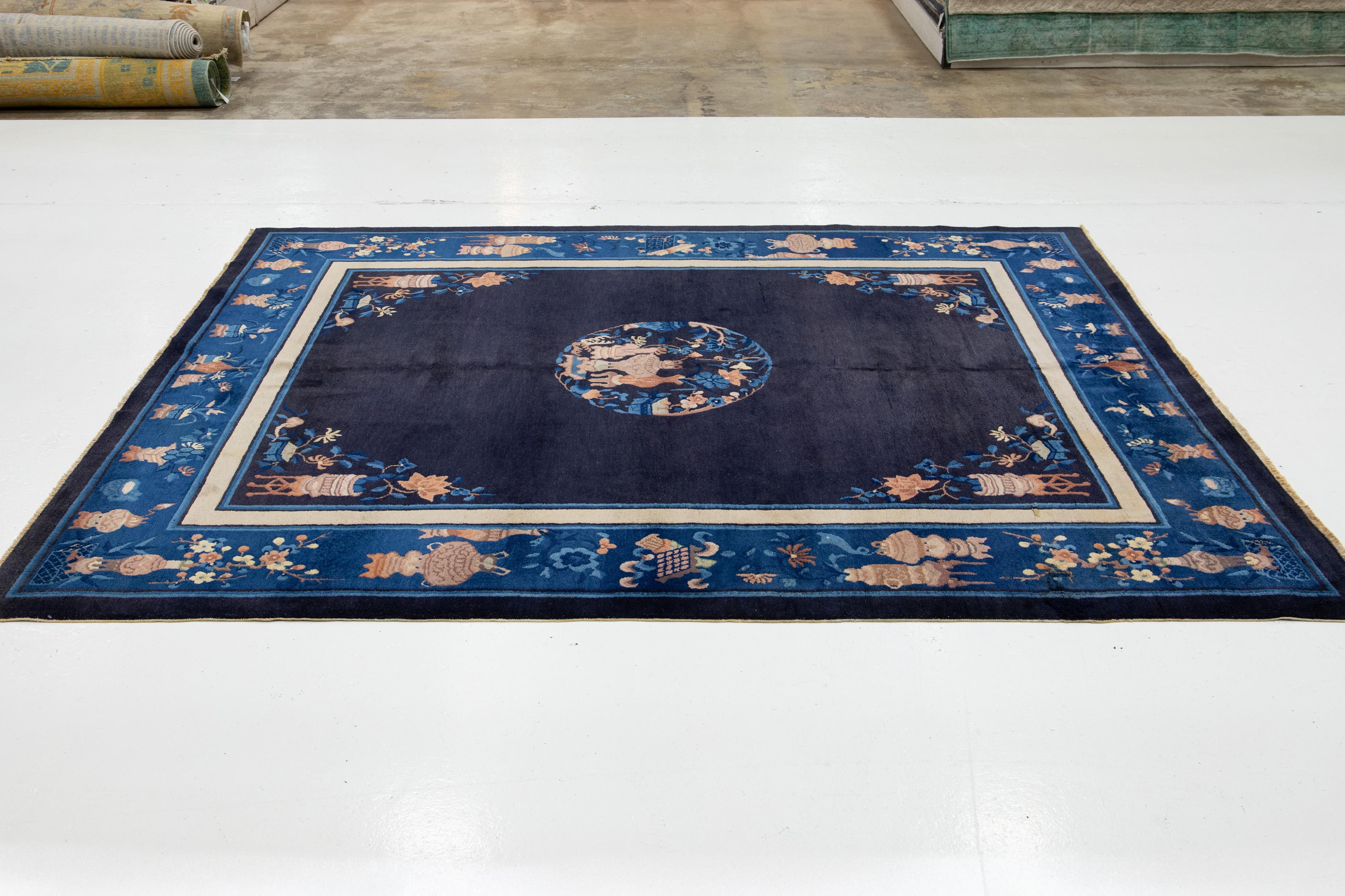 Lana 8 x 10 Tappeto antico in lana cinese di Pechino in blu navy con design tradizionale in vendita