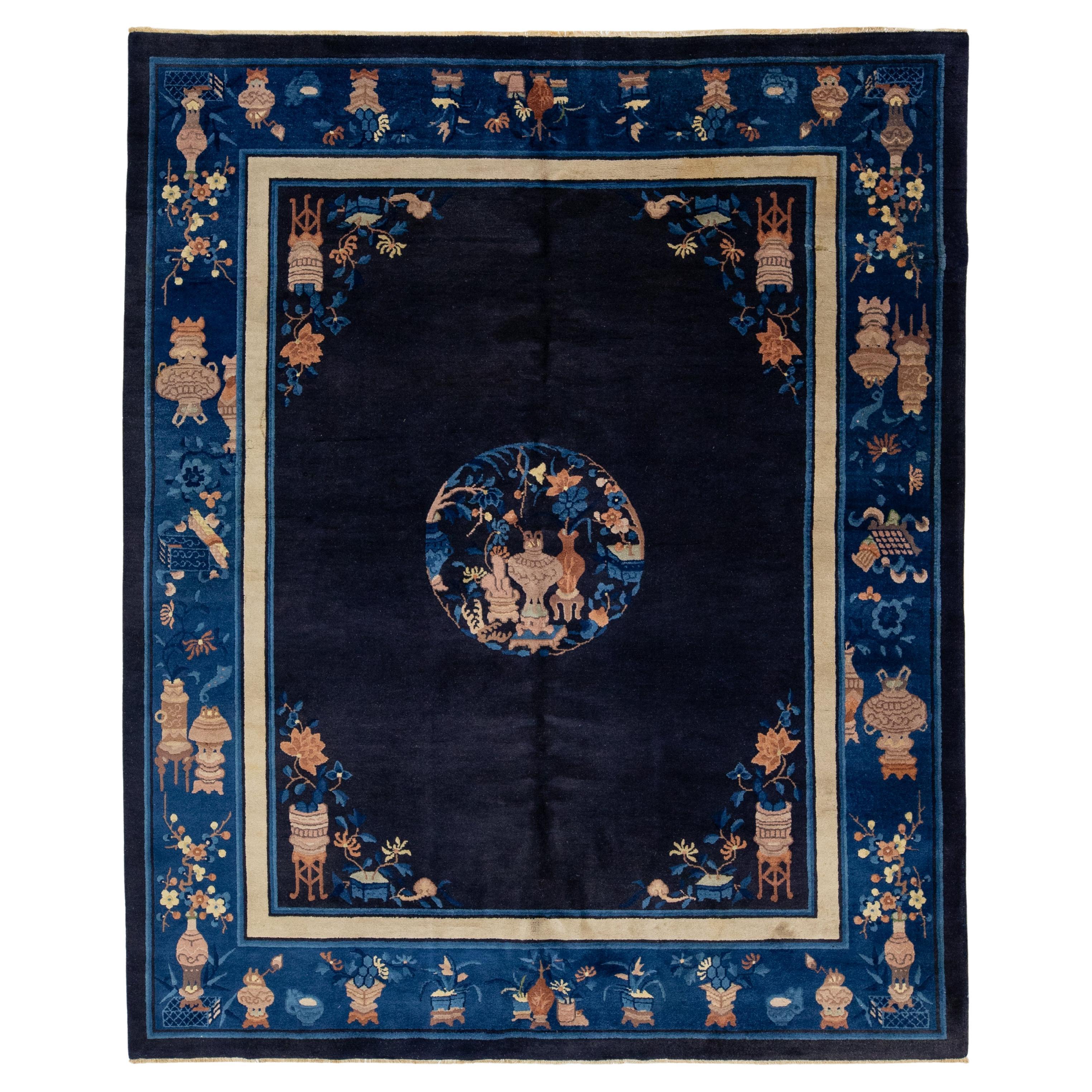8 x 10 Tappeto antico in lana cinese di Pechino in blu navy con design tradizionale in vendita