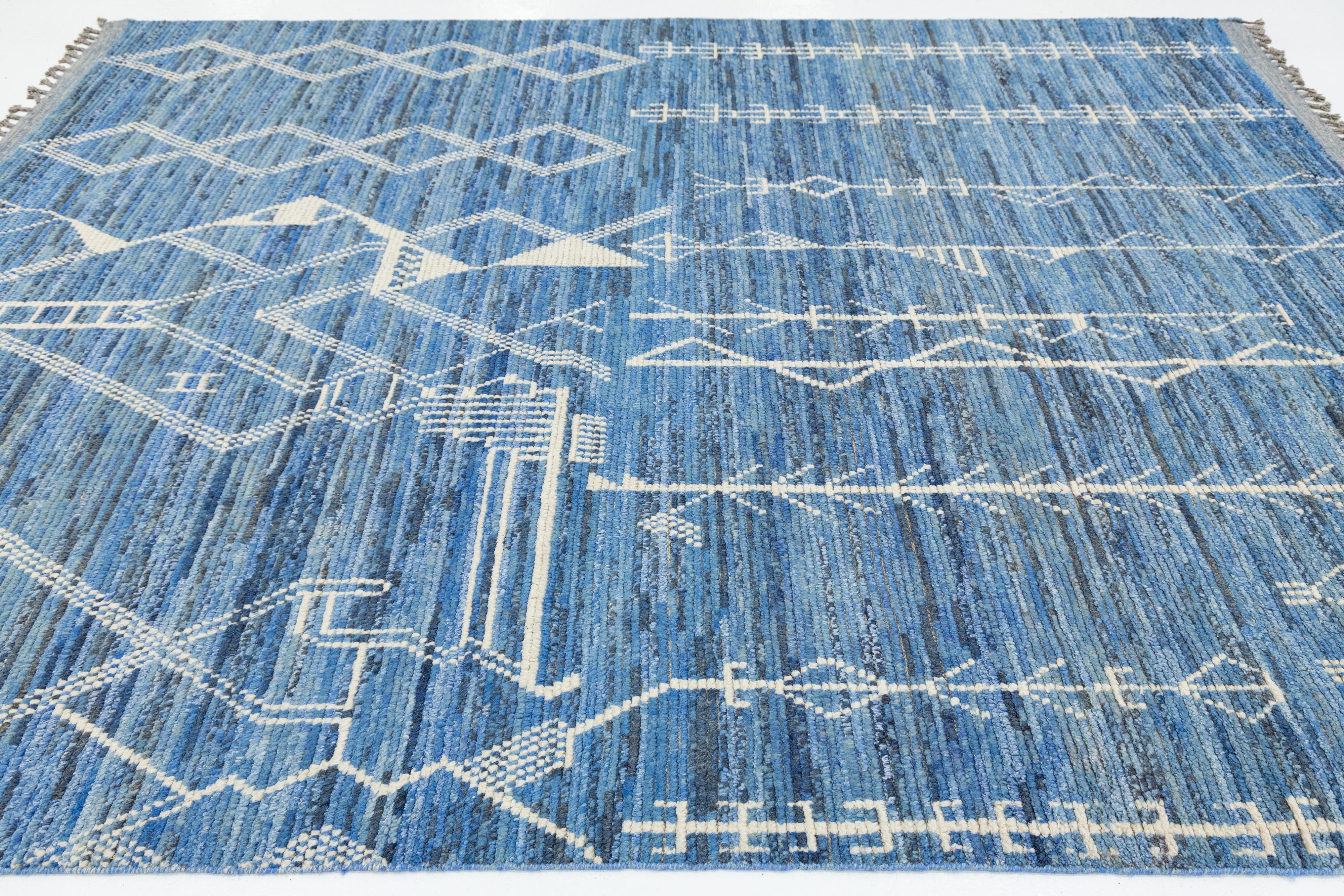8 x 10 Contemporary Moroccan Style Wool Rug In Blue With Grometric Motifs im Angebot 2