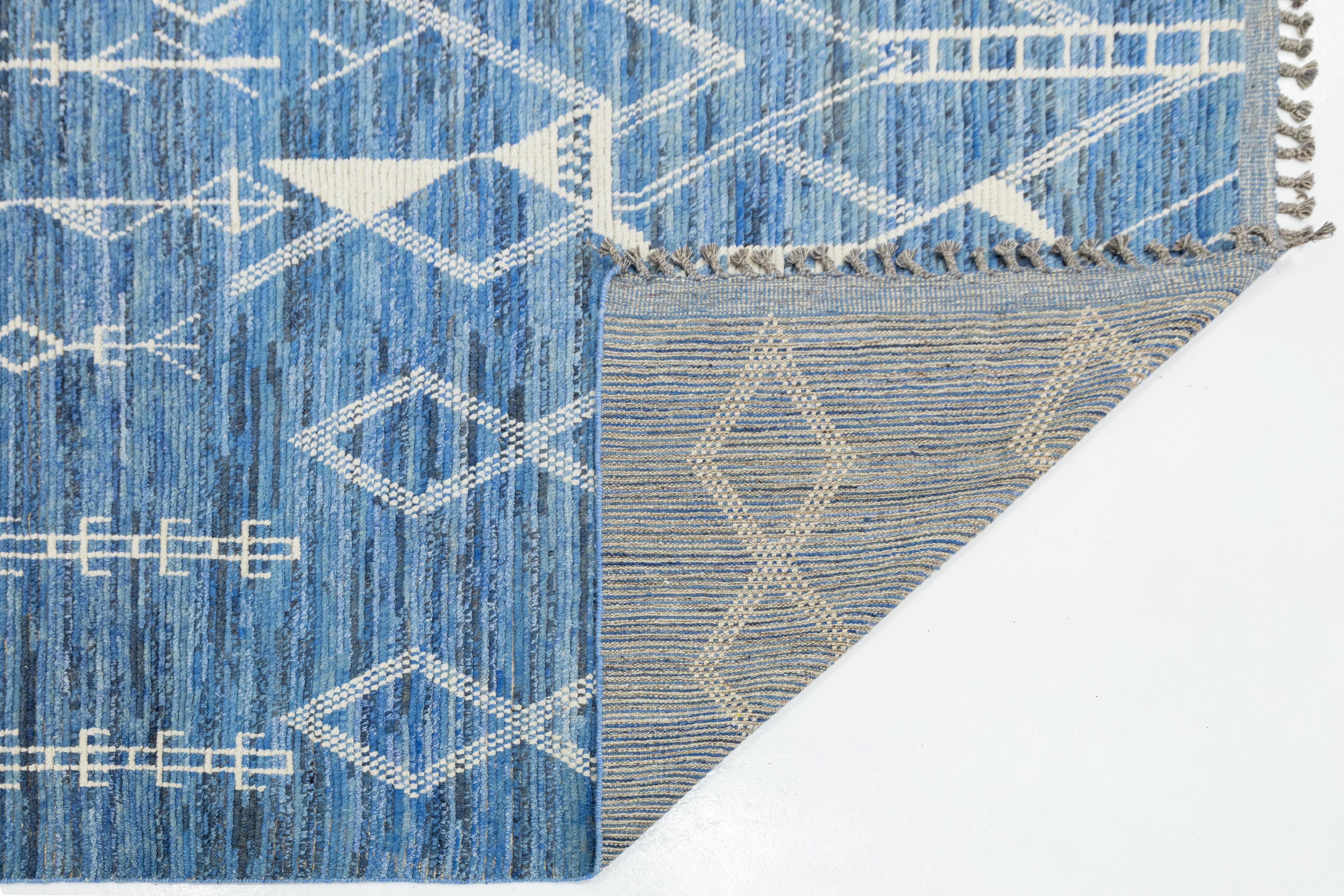 8 x 10 Contemporary Moroccan Style Wool Rug In Blue With Grometric Motifs (Pakistanisch) im Angebot