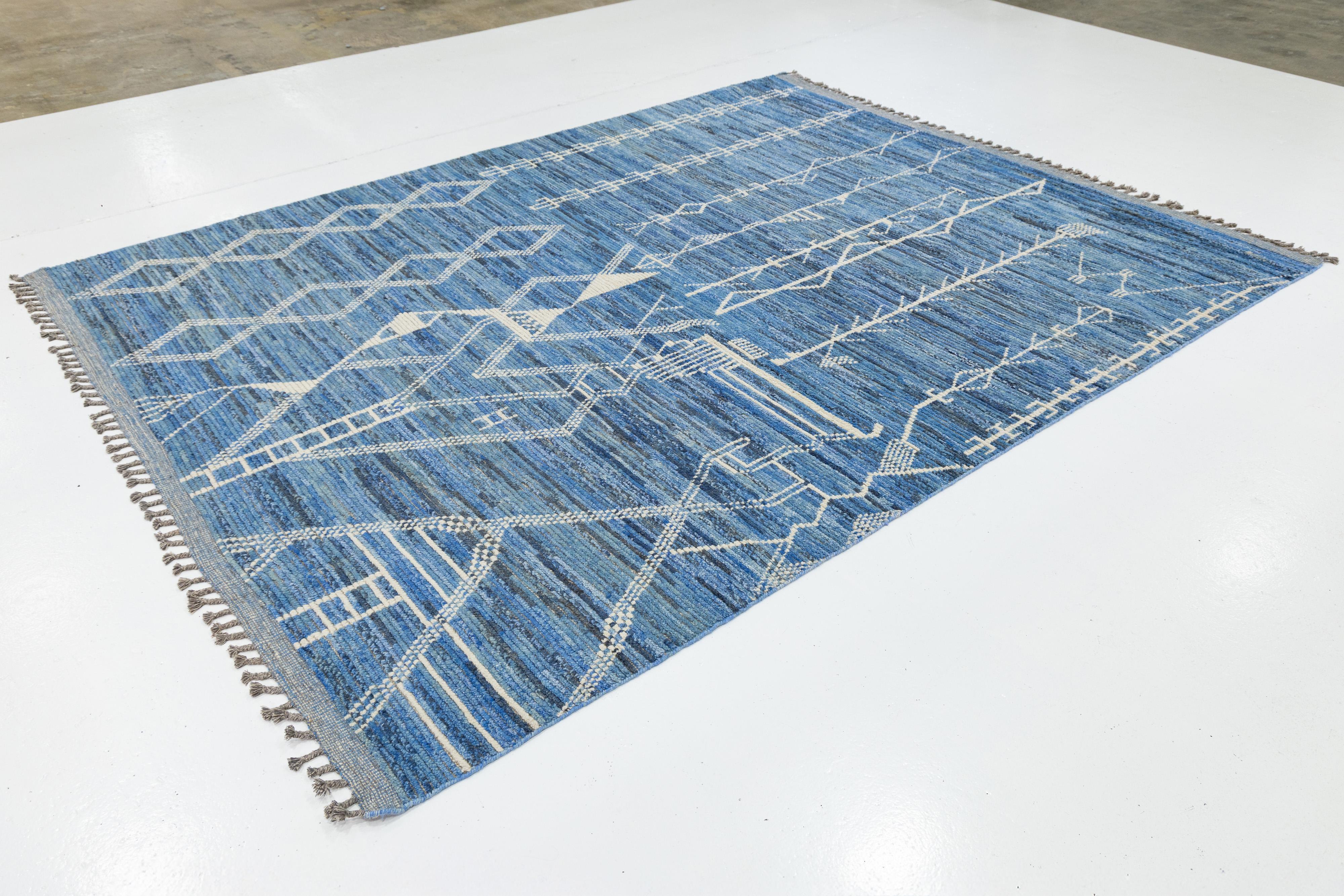 8 x 10 Contemporary Moroccan Style Wool Rug In Blue With Grometric Motifs (Handgeknüpft) im Angebot