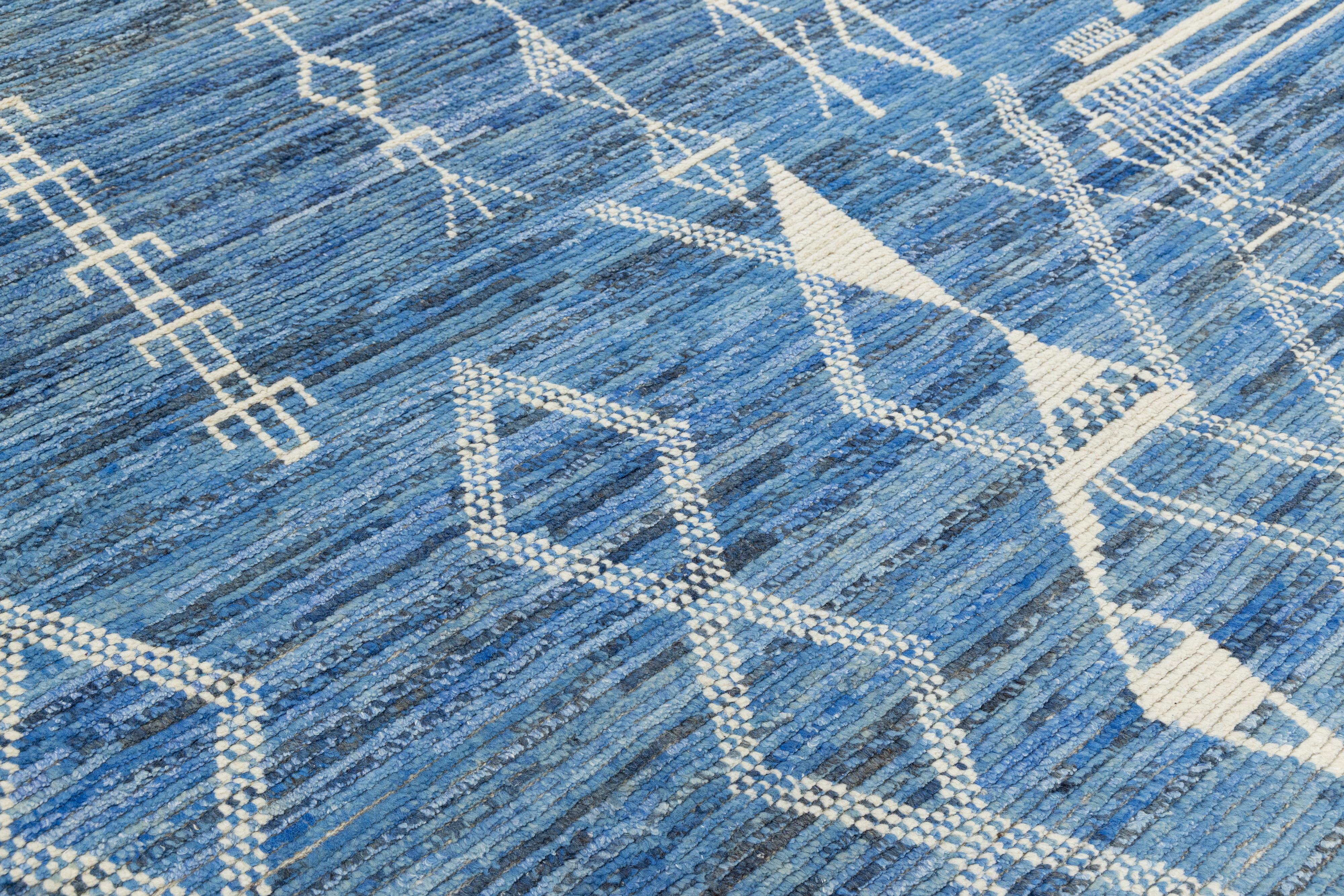 8 x 10 Contemporary Moroccan Style Wool Rug In Blue With Grometric Motifs (21. Jahrhundert und zeitgenössisch) im Angebot