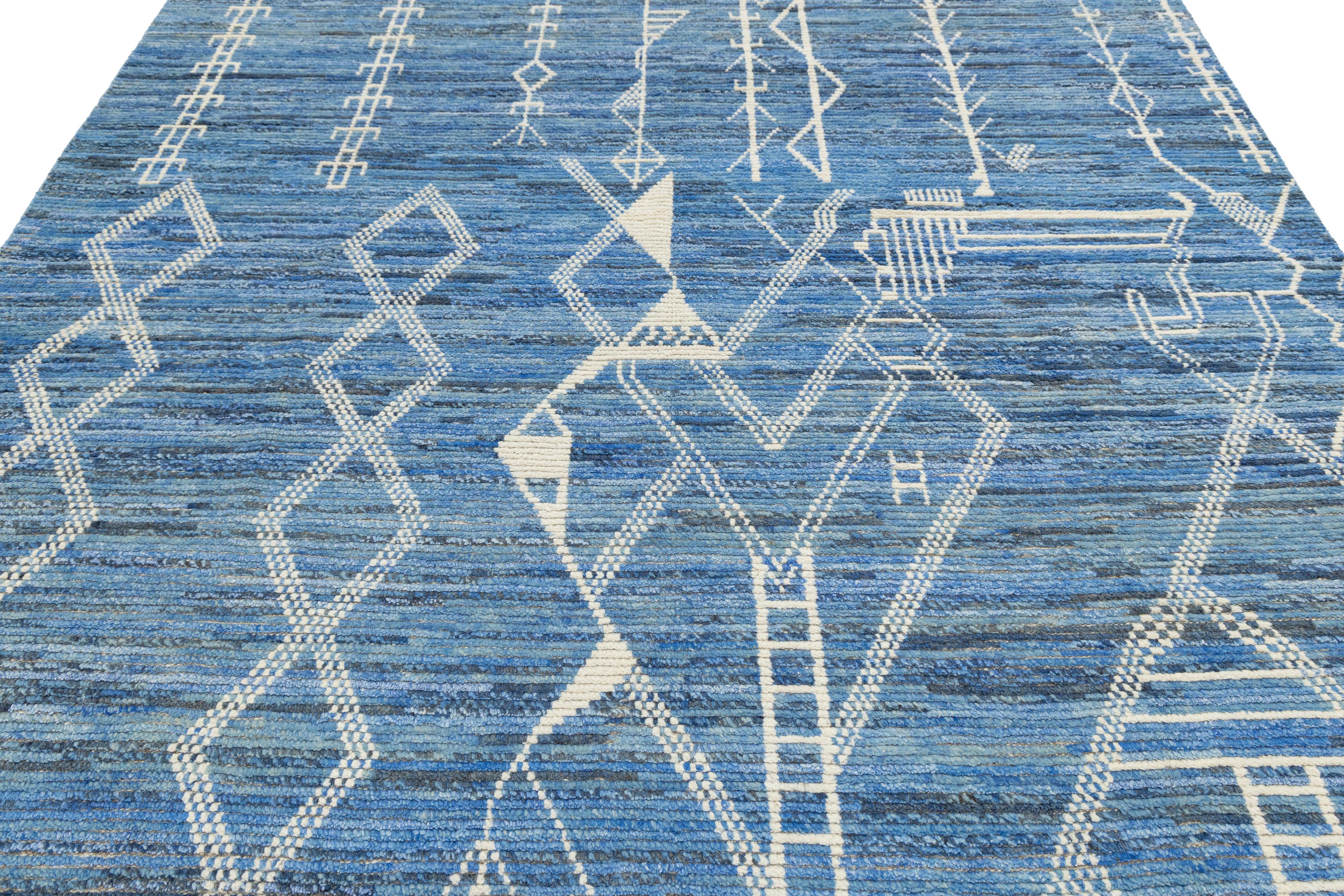 8 x 10 Contemporary Moroccan Style Wool Rug In Blue With Grometric Motifs (Wolle) im Angebot