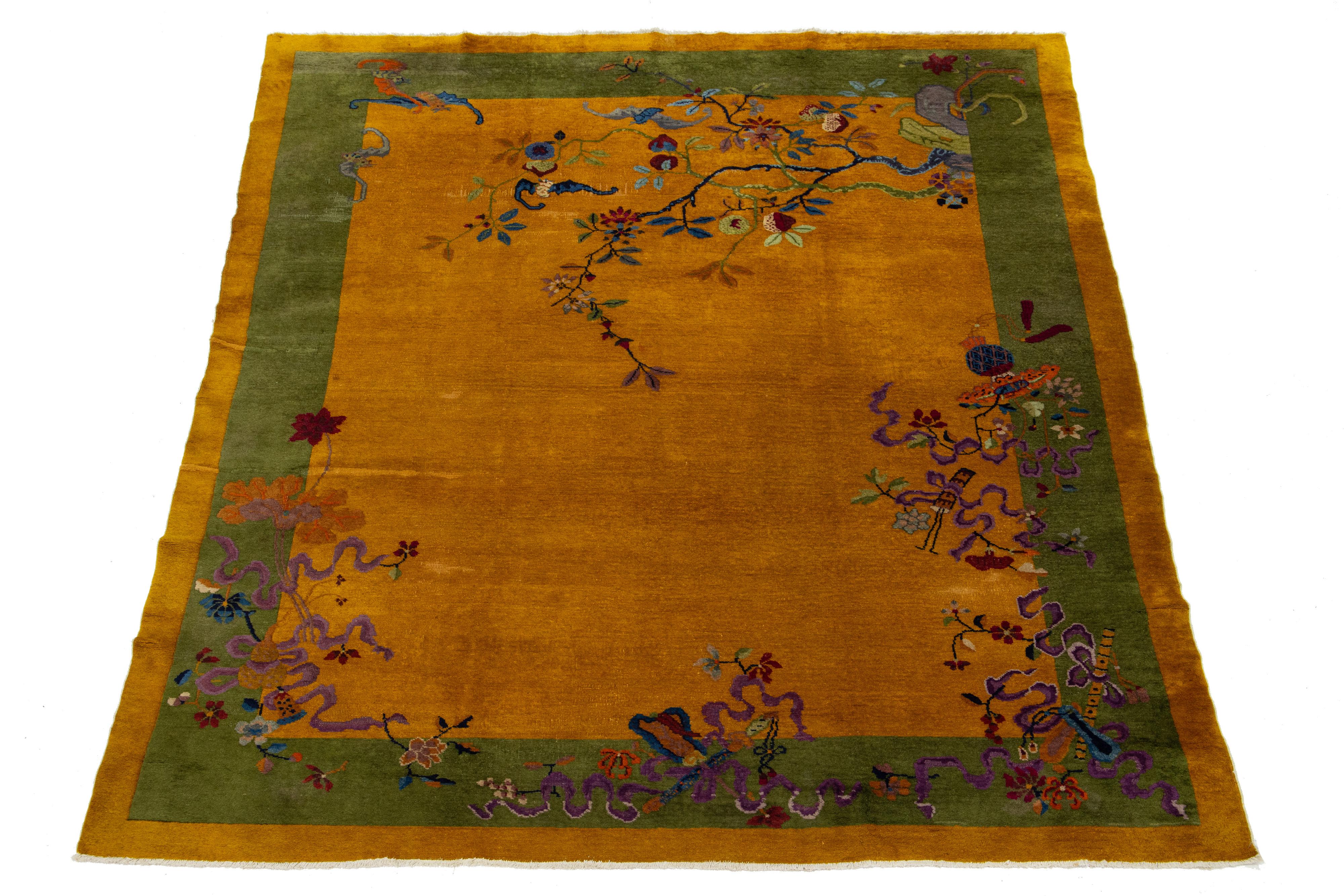 Antigua alfombra china de estilo Art Déco, anudada a mano en lana, con fondo dorado y diseño floral multicolor con borde verde.


Esta alfombra mide 8' x 9'8''.
 