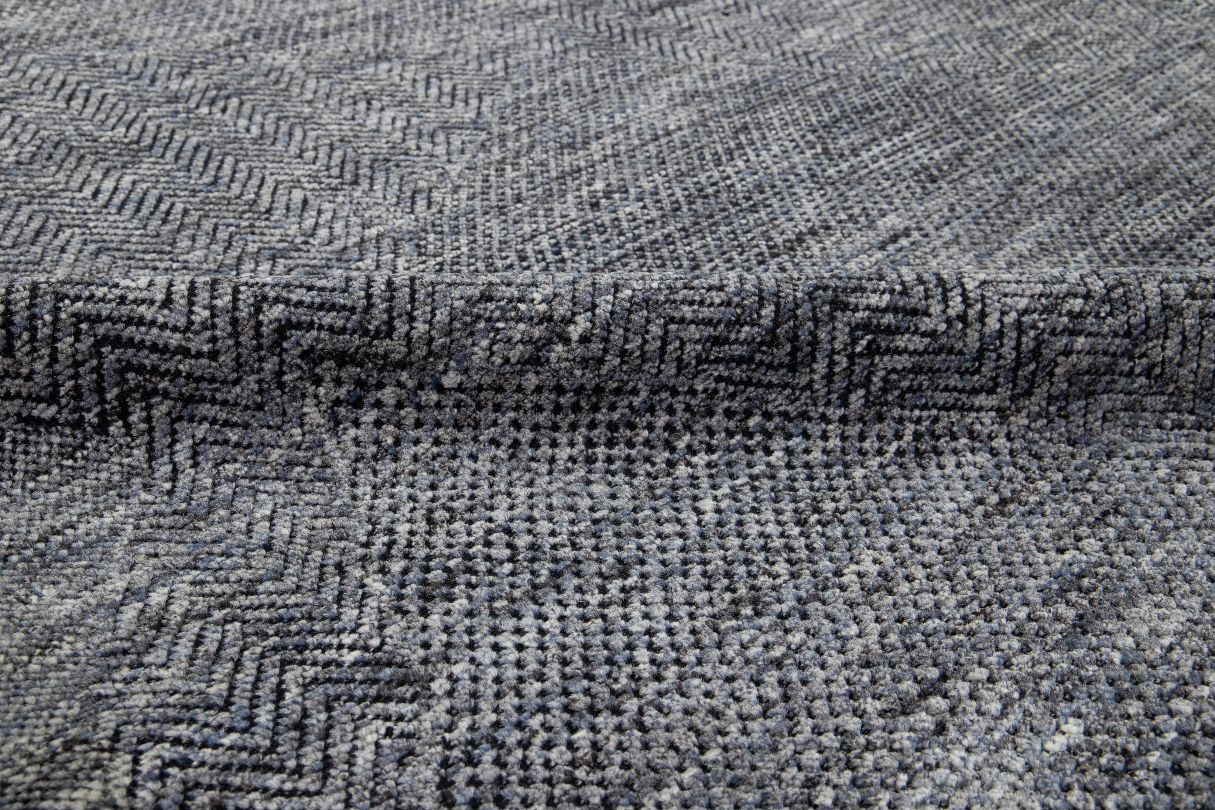 Moderno 8 x 10 Tappeto di lana annodato a mano di design moderno con colori blu e grigio in vendita