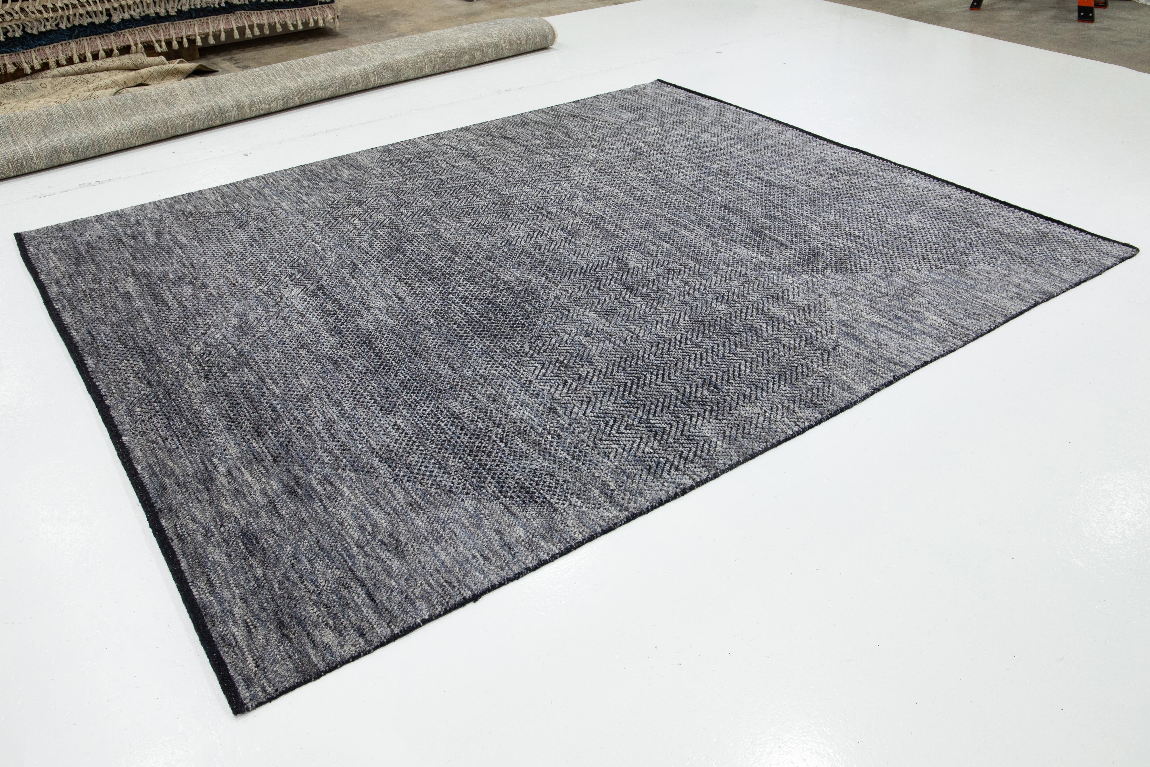 Indiano 8 x 10 Tappeto di lana annodato a mano di design moderno con colori blu e grigio in vendita