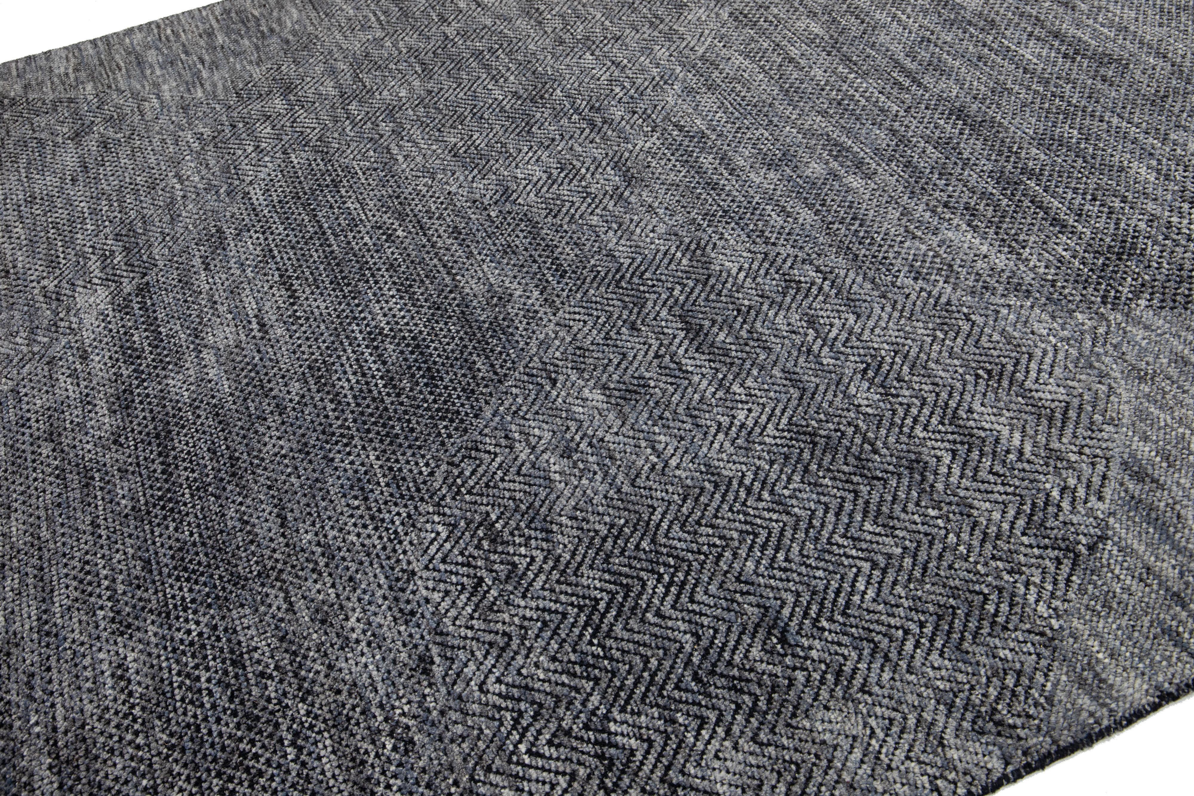 Annodato a mano 8 x 10 Tappeto di lana annodato a mano di design moderno con colori blu e grigio in vendita