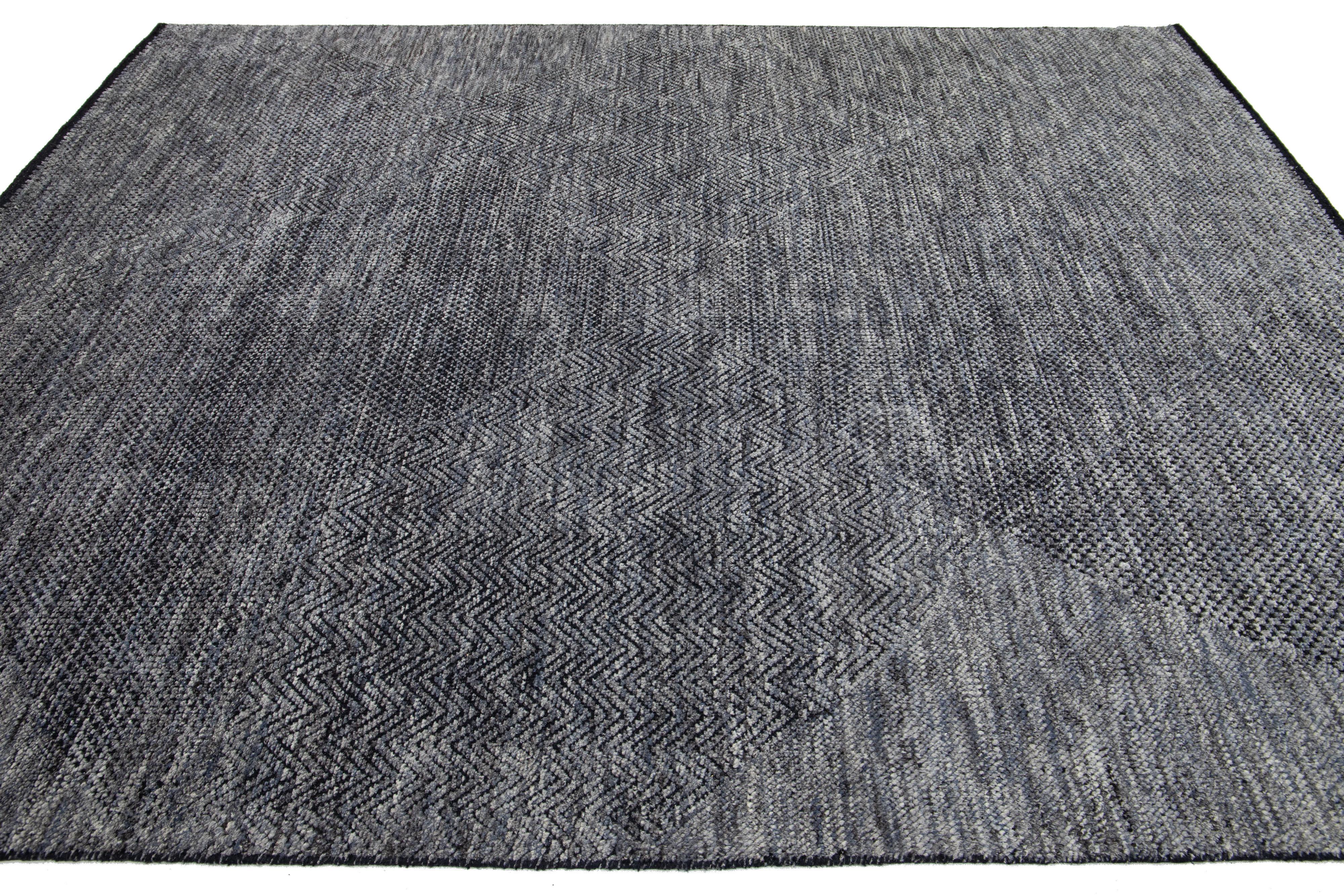 8 x 10 Tappeto di lana annodato a mano di design moderno con colori blu e grigio In condizioni Nuovo in vendita a Norwalk, CT