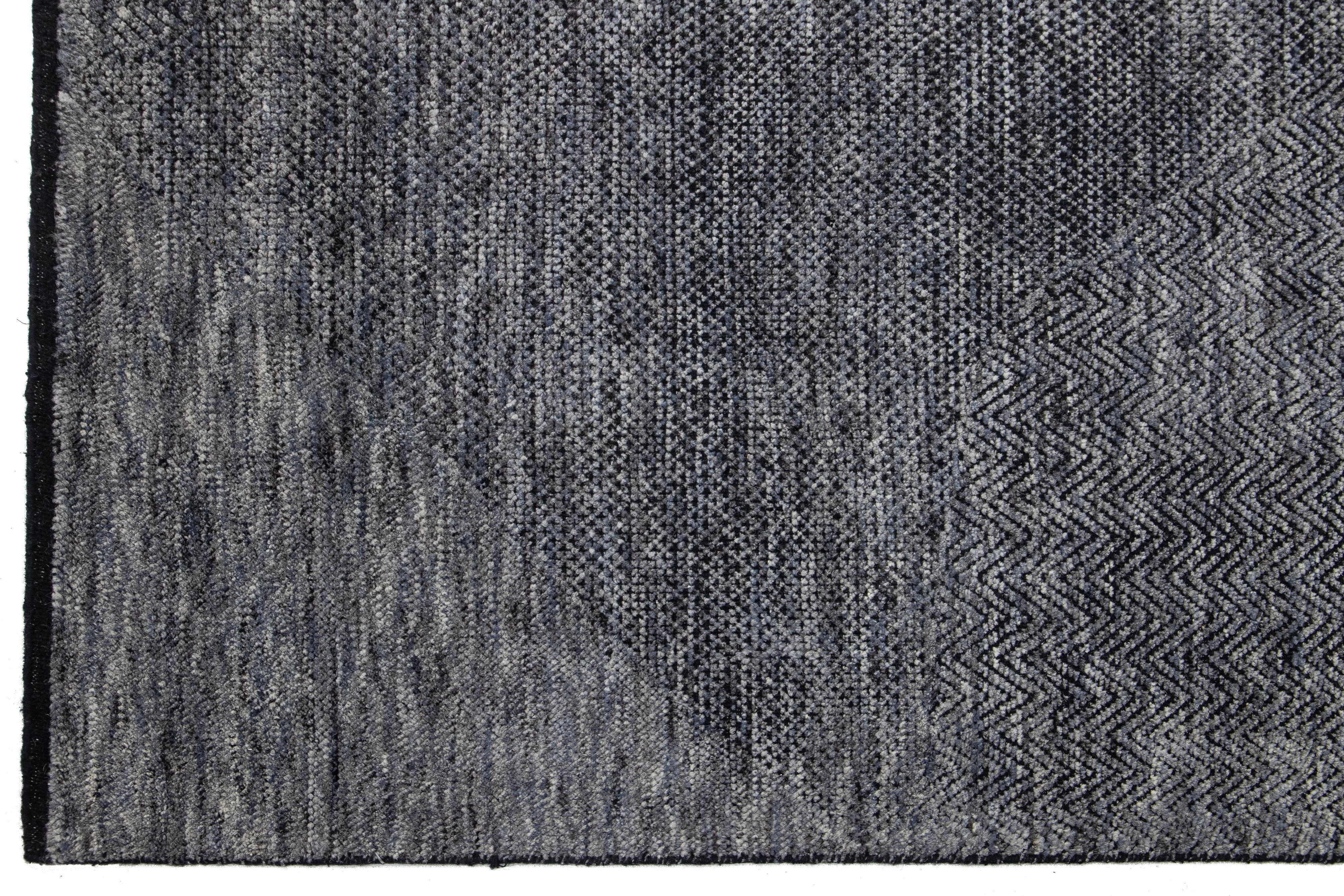XXI secolo e contemporaneo 8 x 10 Tappeto di lana annodato a mano di design moderno con colori blu e grigio in vendita
