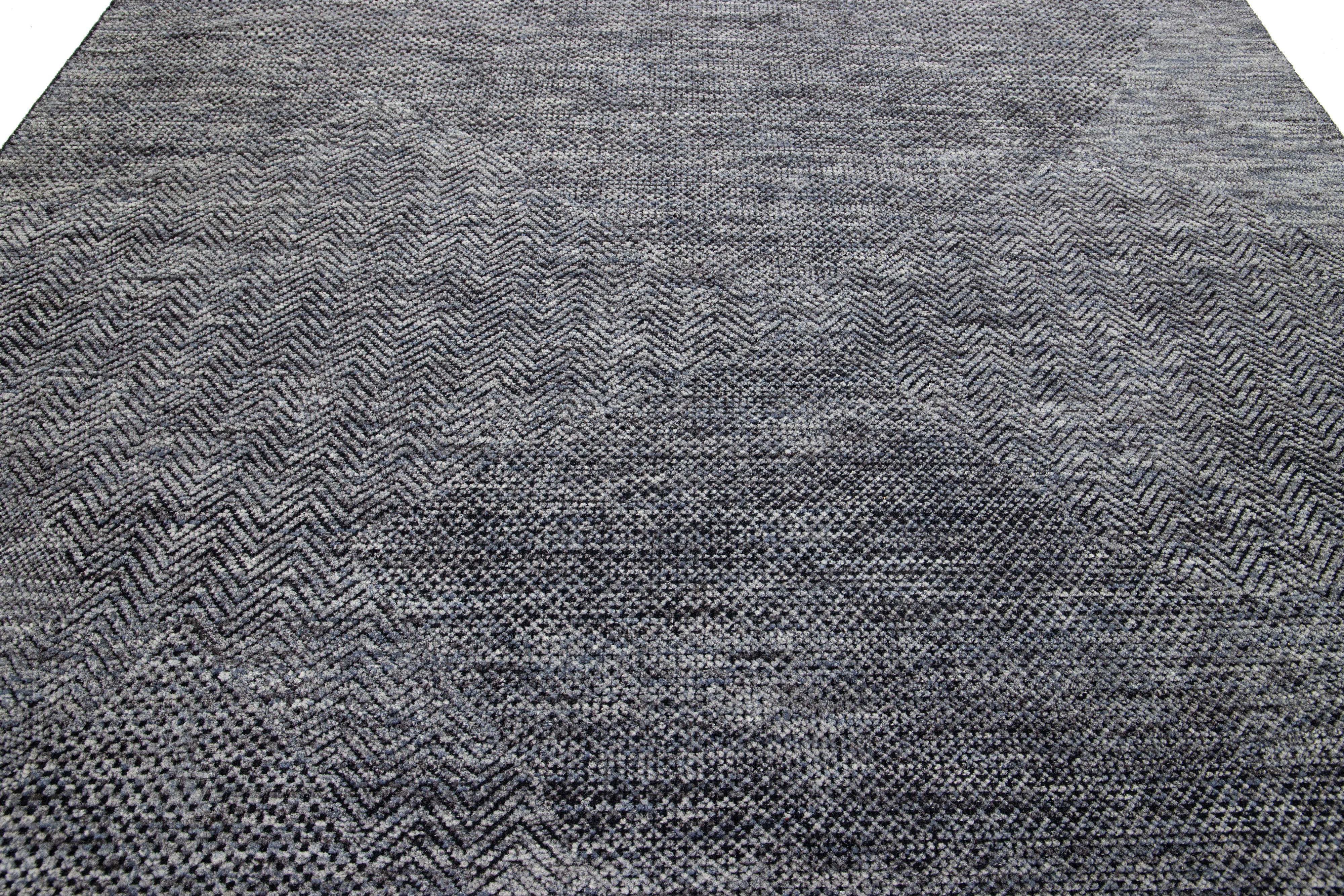 Lana 8 x 10 Tappeto di lana annodato a mano di design moderno con colori blu e grigio in vendita