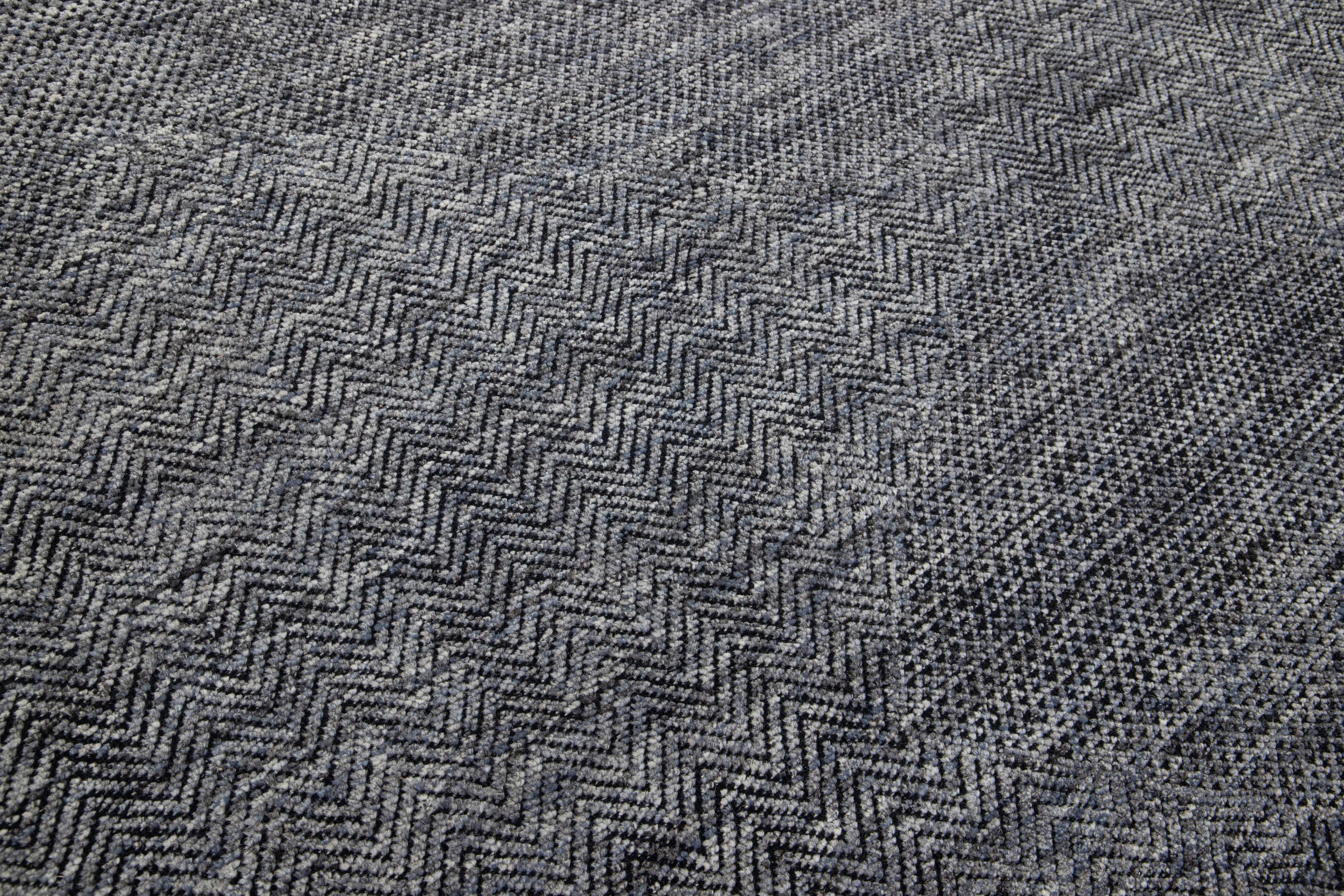 8 x 10 Tappeto di lana annodato a mano di design moderno con colori blu e grigio in vendita 1