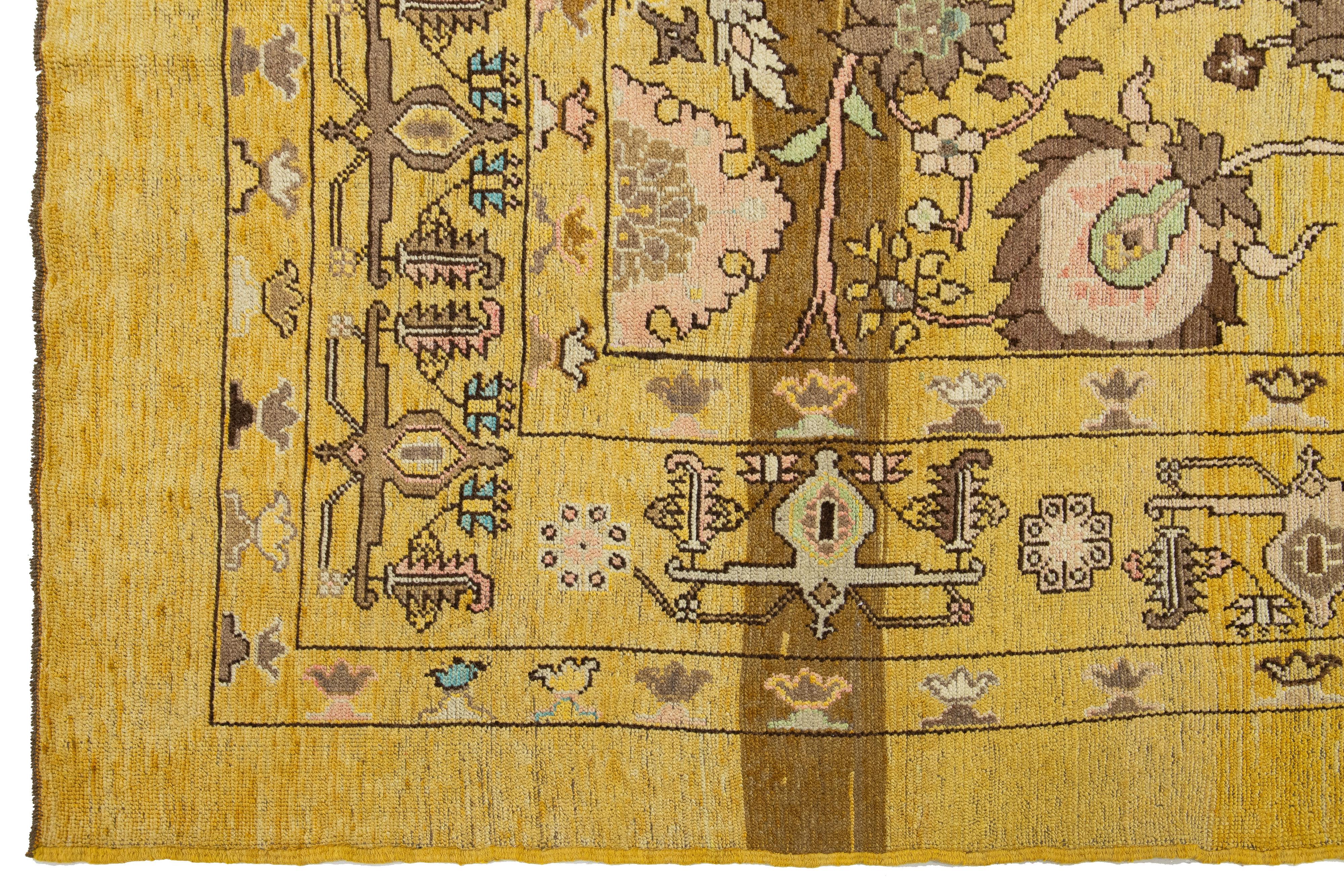 Laine Tapis de laine Goldenrod de style néo-moderne fait à la main avec motif sur toute la surface en vente