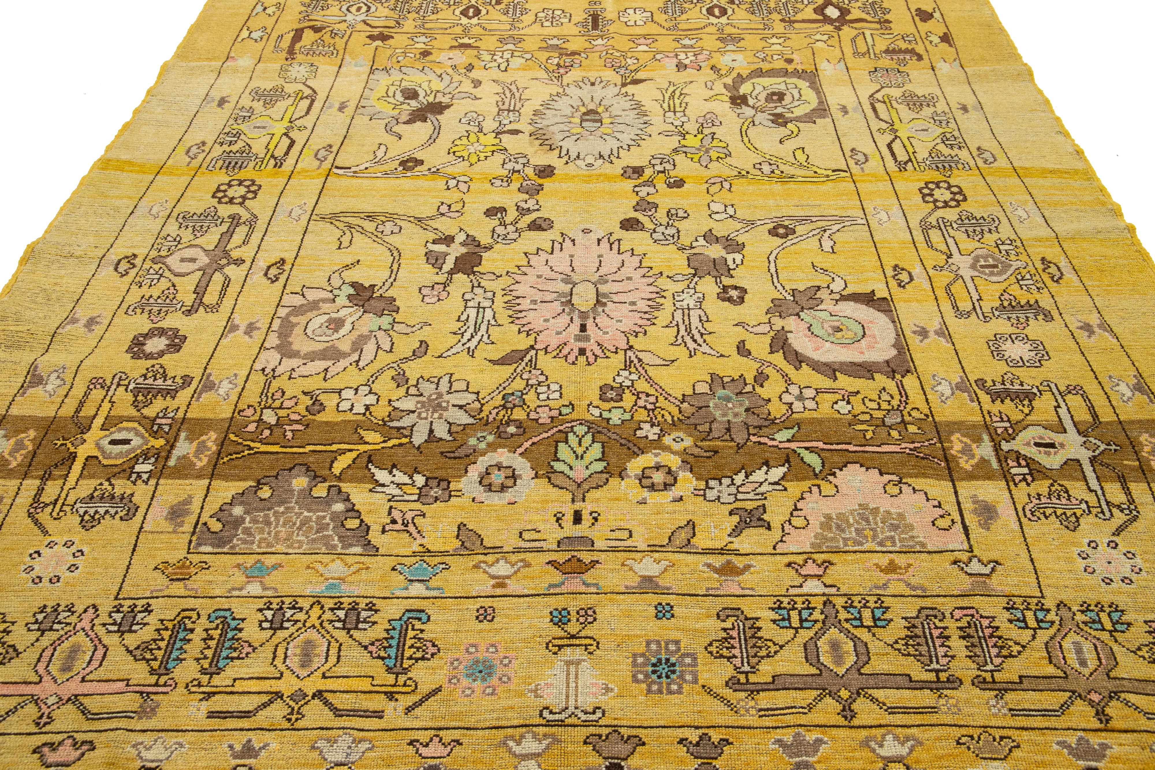 Tapis de laine Goldenrod de style néo-moderne fait à la main avec motif sur toute la surface en vente 1