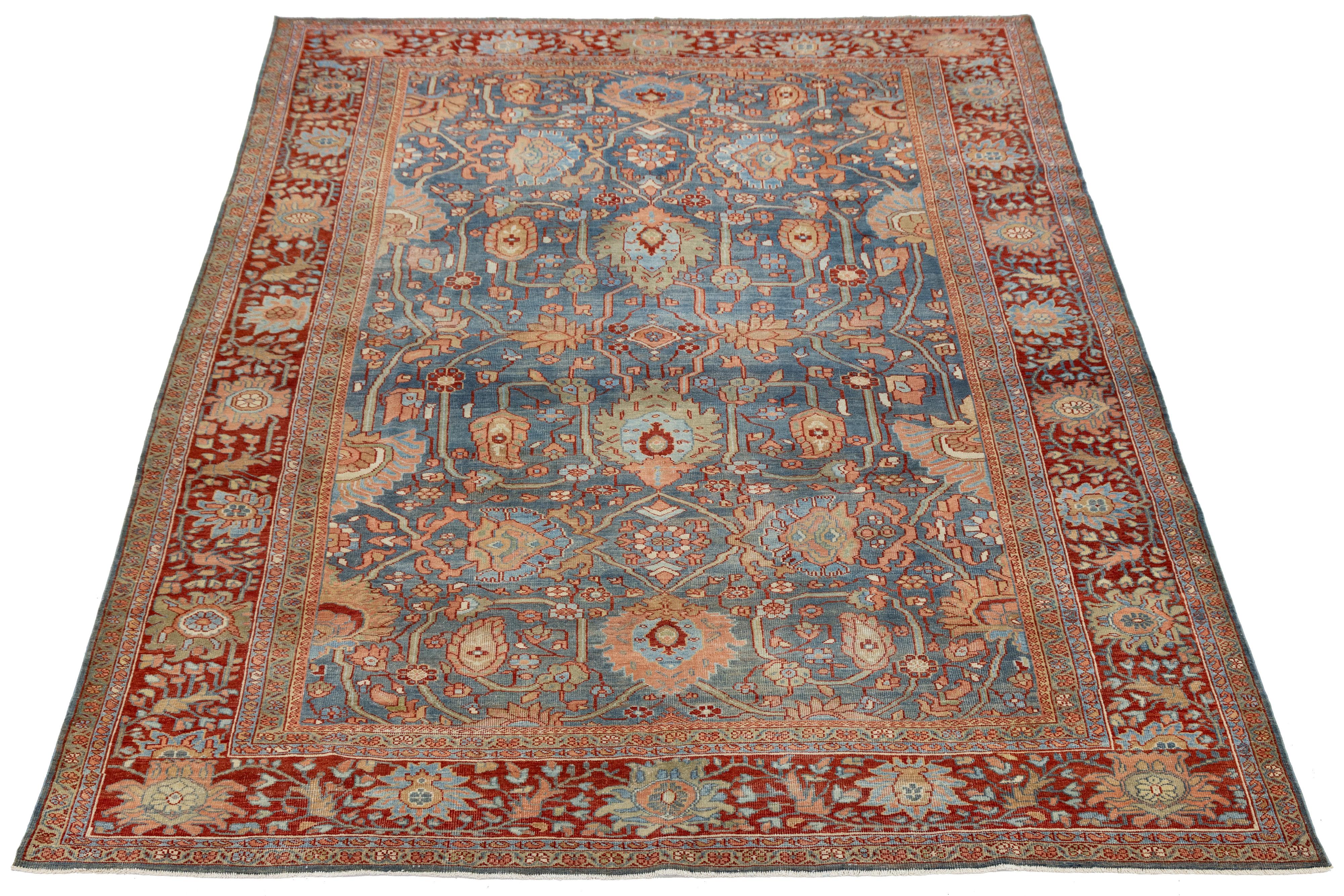 Ce tapis Sultanabad, noué à la main au début des années 1900, illustre l'art intemporel du tissage persan. Confectionné en 100 % laine, il présente un champ bleu profond orné de motifs floraux et géométriques symétriques, encadré d'une bordure rouge