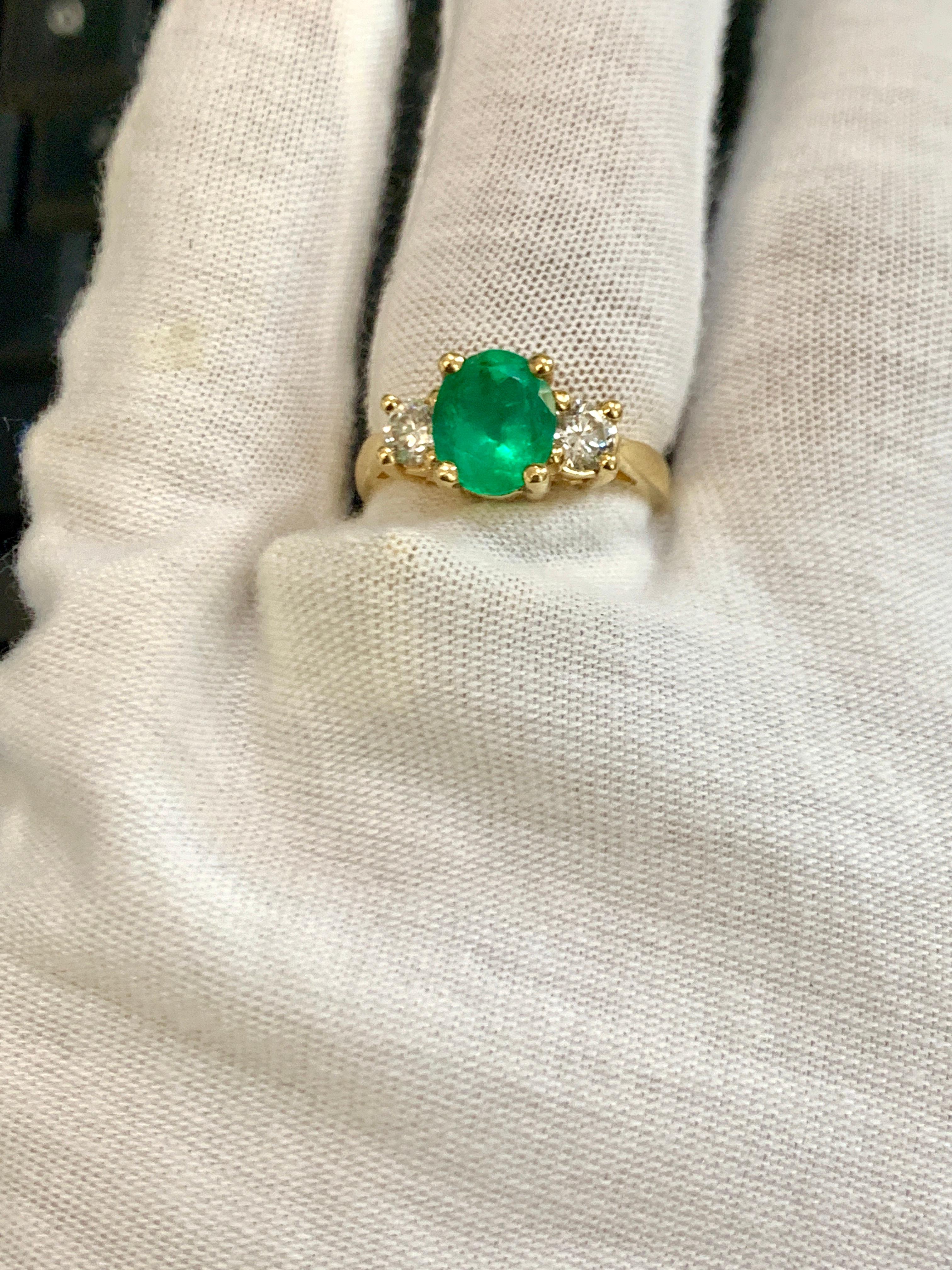 Ovaler Smaragd- und Diamantring mit drei Steinen aus 14 Karat Gelbgold im Angebot 5