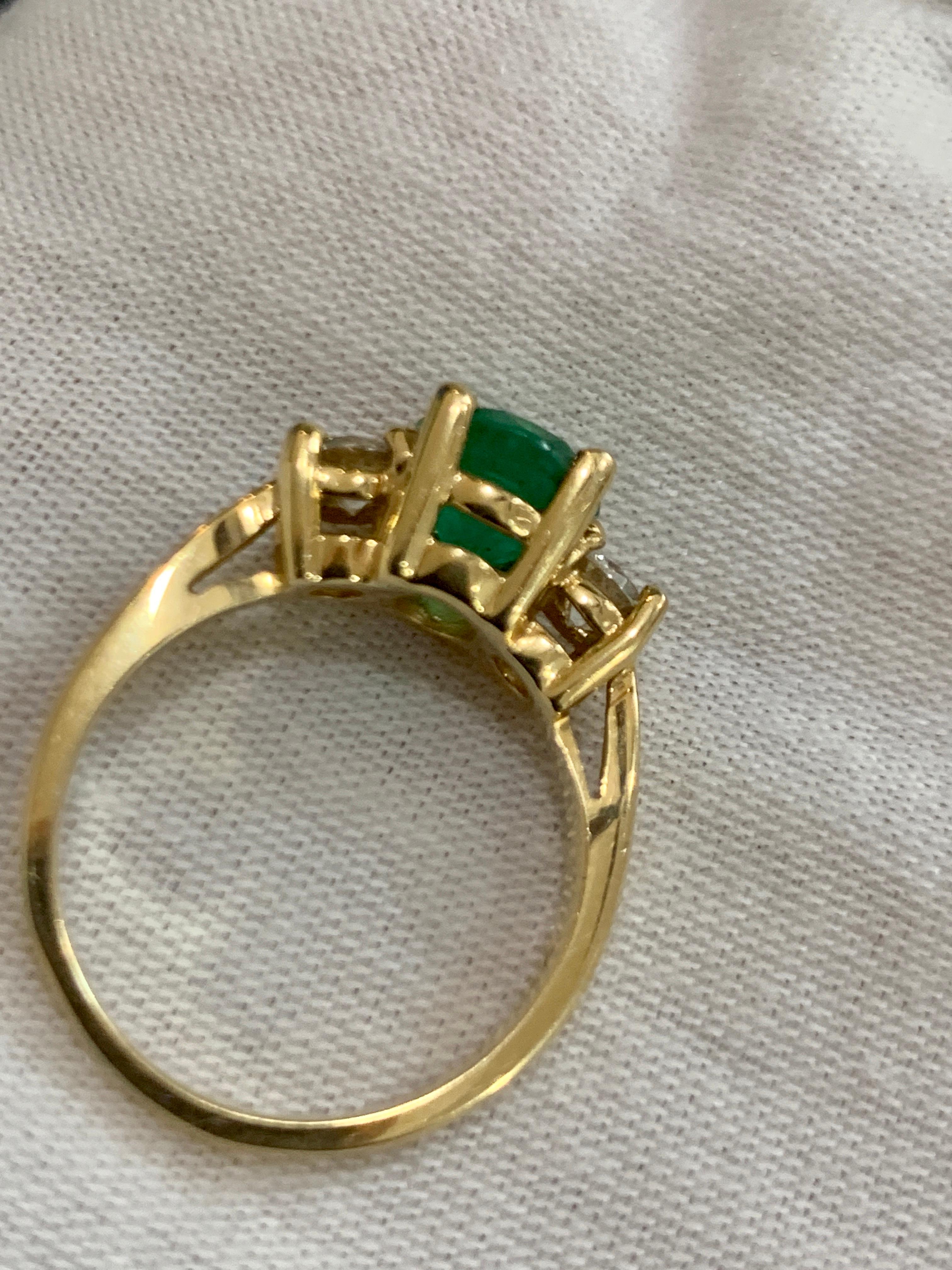 Ovaler Smaragd- und Diamantring mit drei Steinen aus 14 Karat Gelbgold im Angebot 7