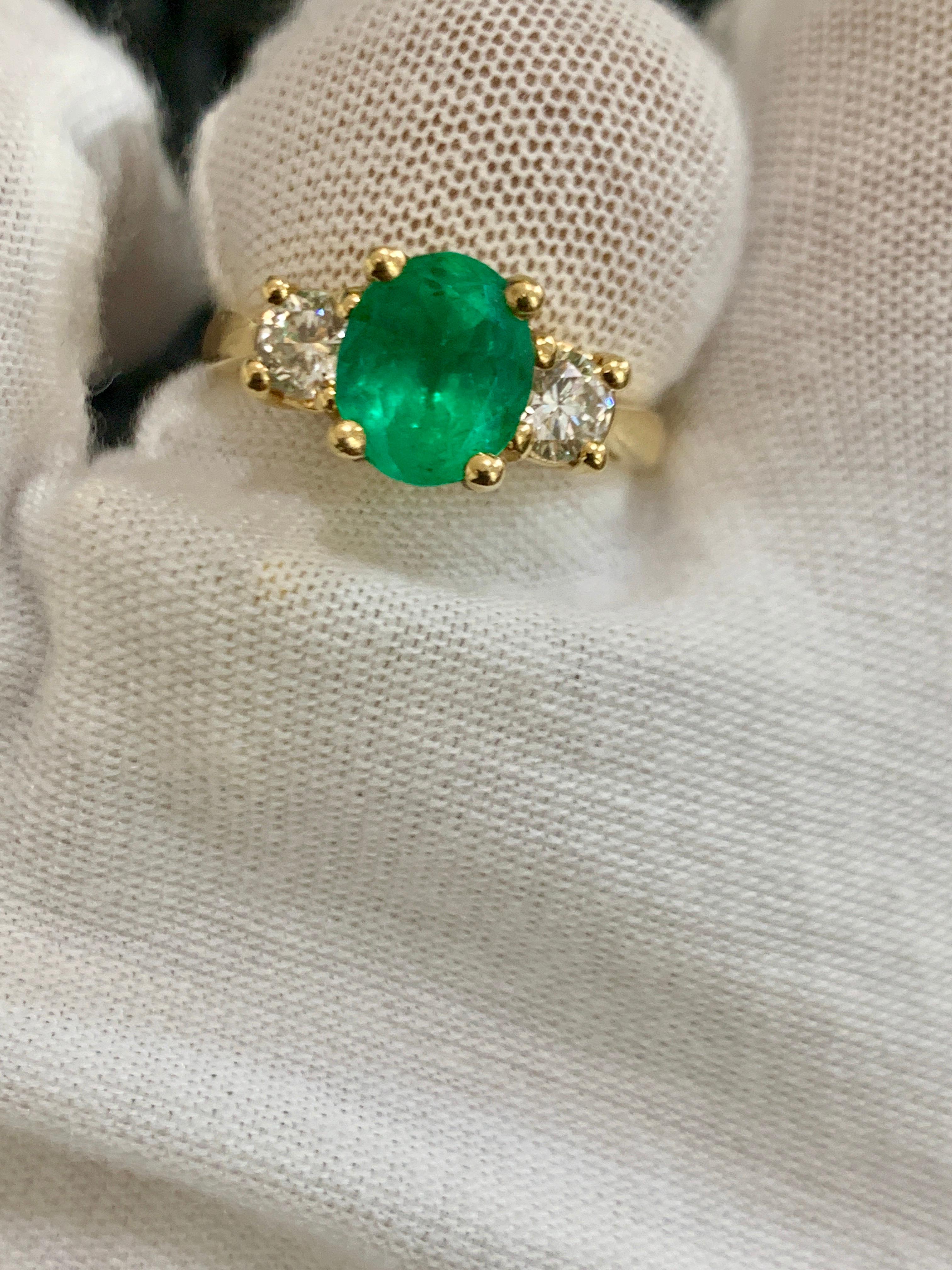 Ovaler Smaragd- und Diamantring mit drei Steinen aus 14 Karat Gelbgold (Ovalschliff) im Angebot